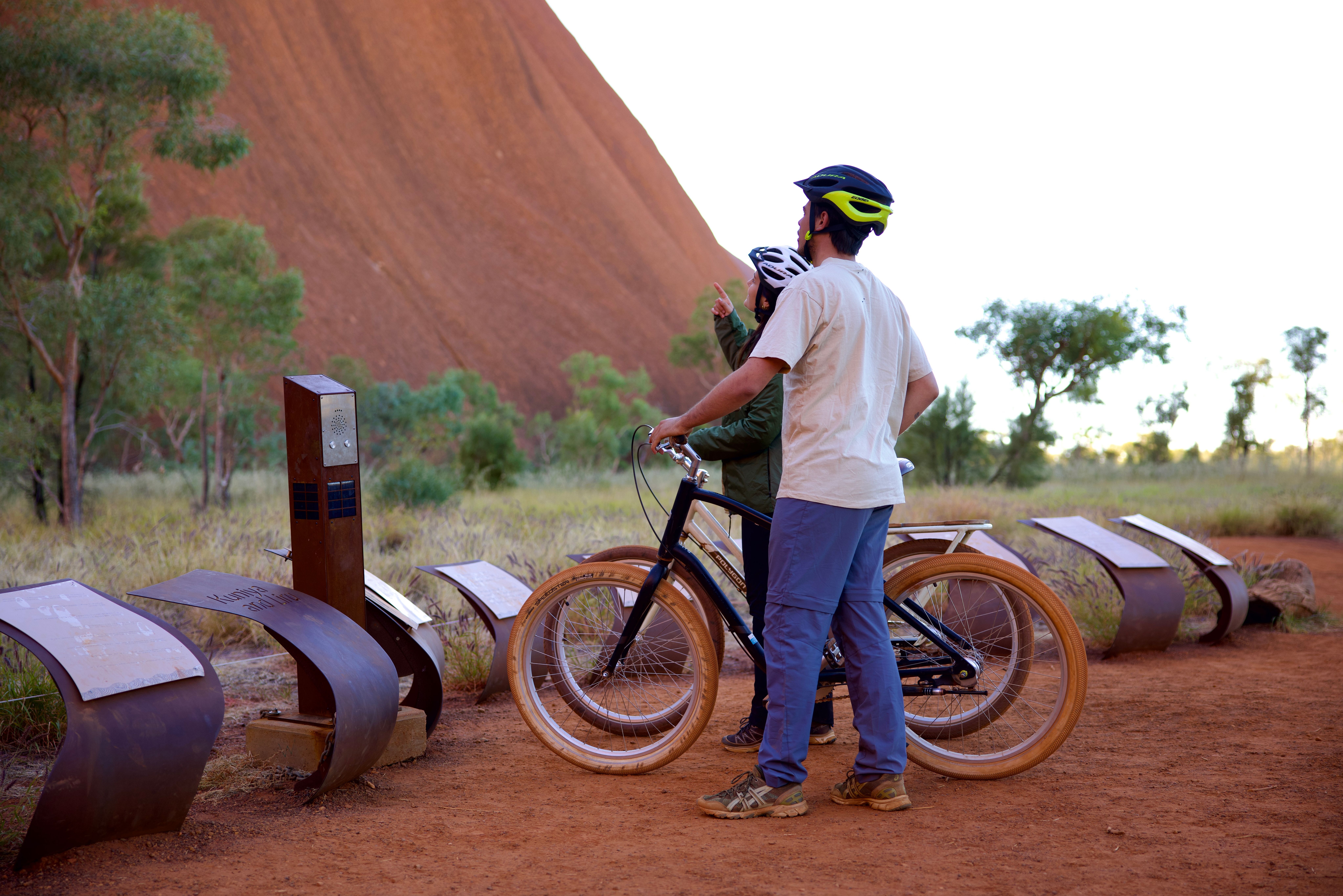 Informatie onderweg over de oorspronkelijke bewoners tijdens fietstocht bij Uluru in Australie