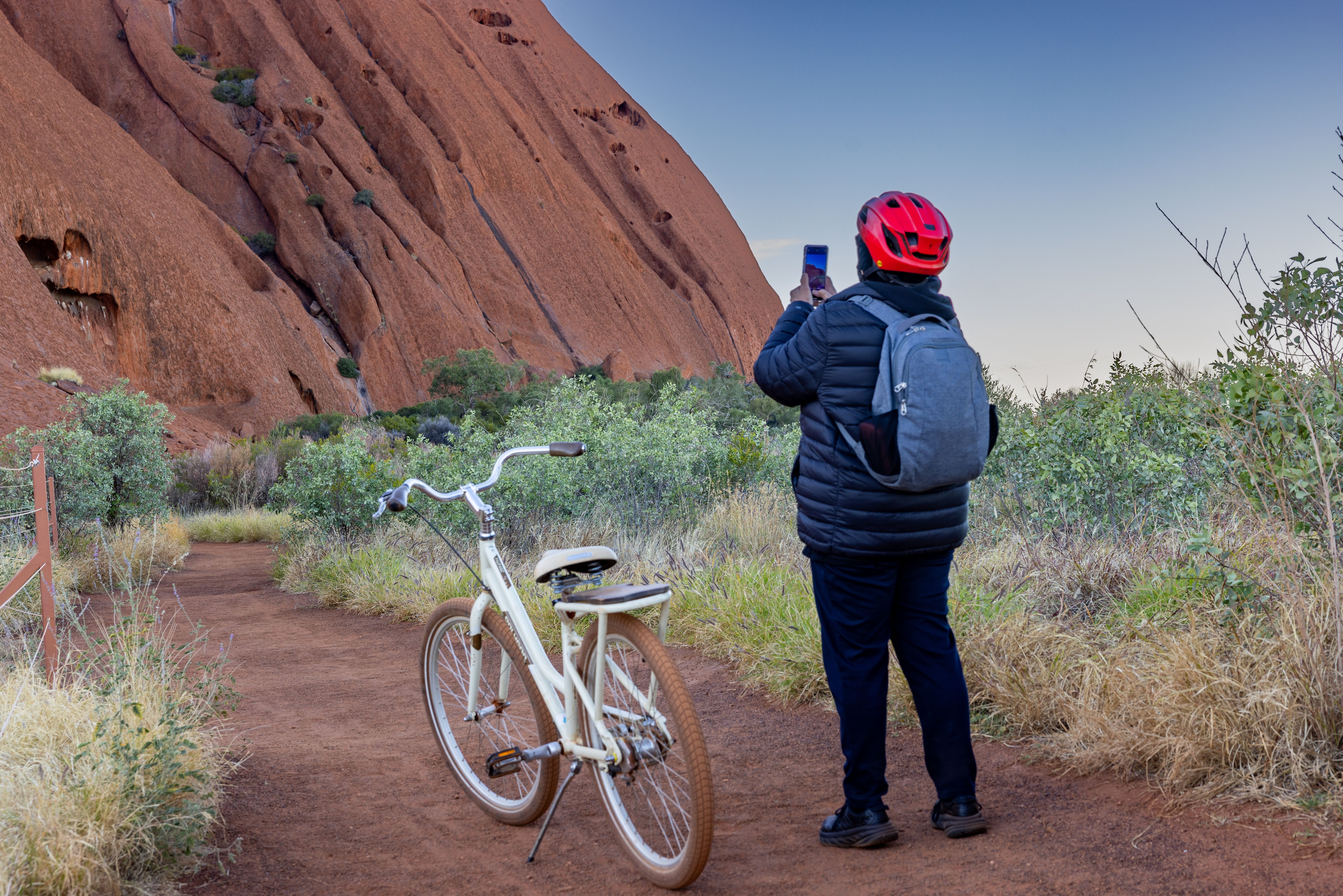 Fiets in eigen tempo en maak volop foto's tijdens de fietstocht bij Uluru in Australie