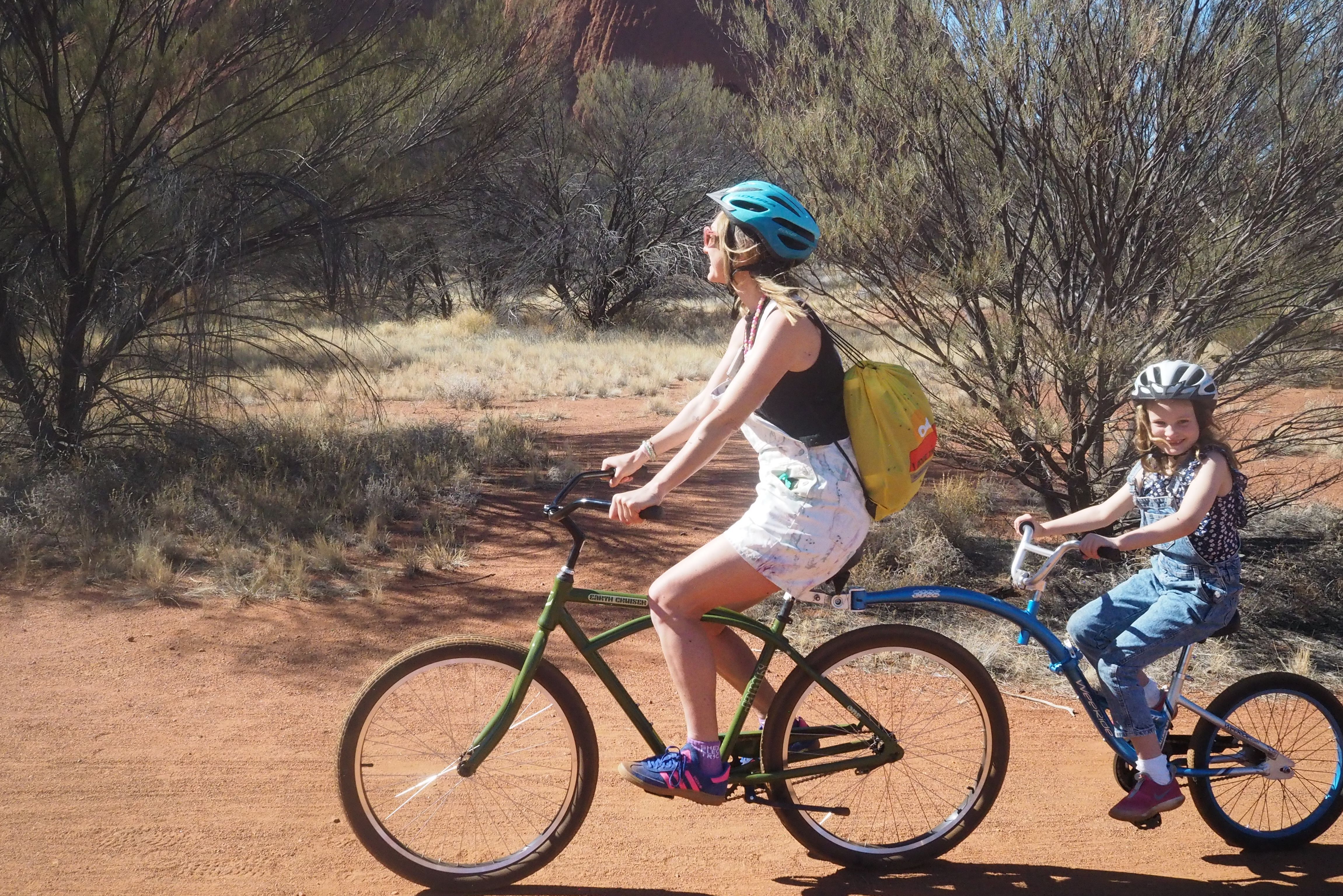 Aanhangfiets tijdens de fietstocht bij Uluru in Australie