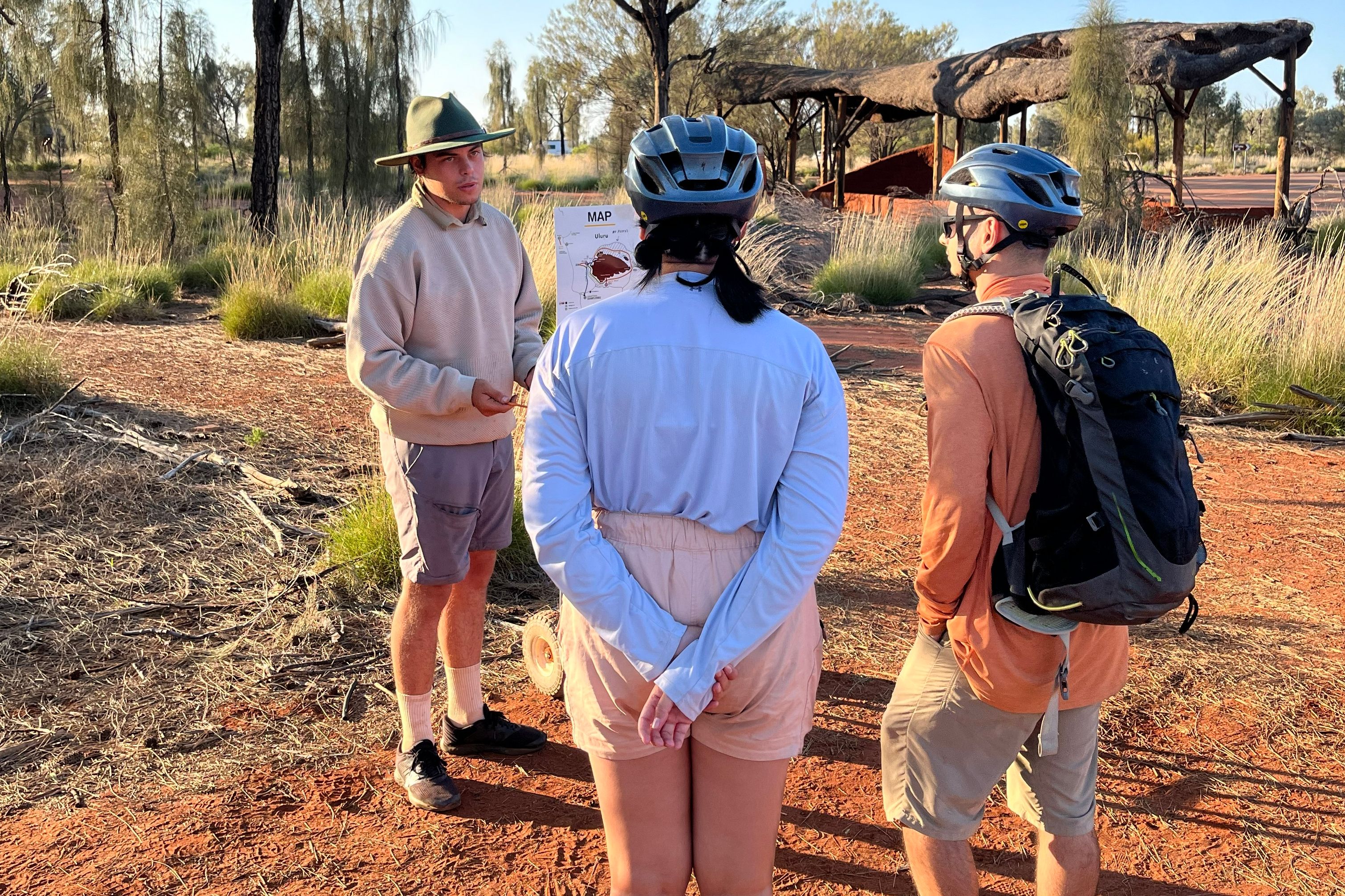 Briefing voor de start van de fietstocht bij Uluru in Australie