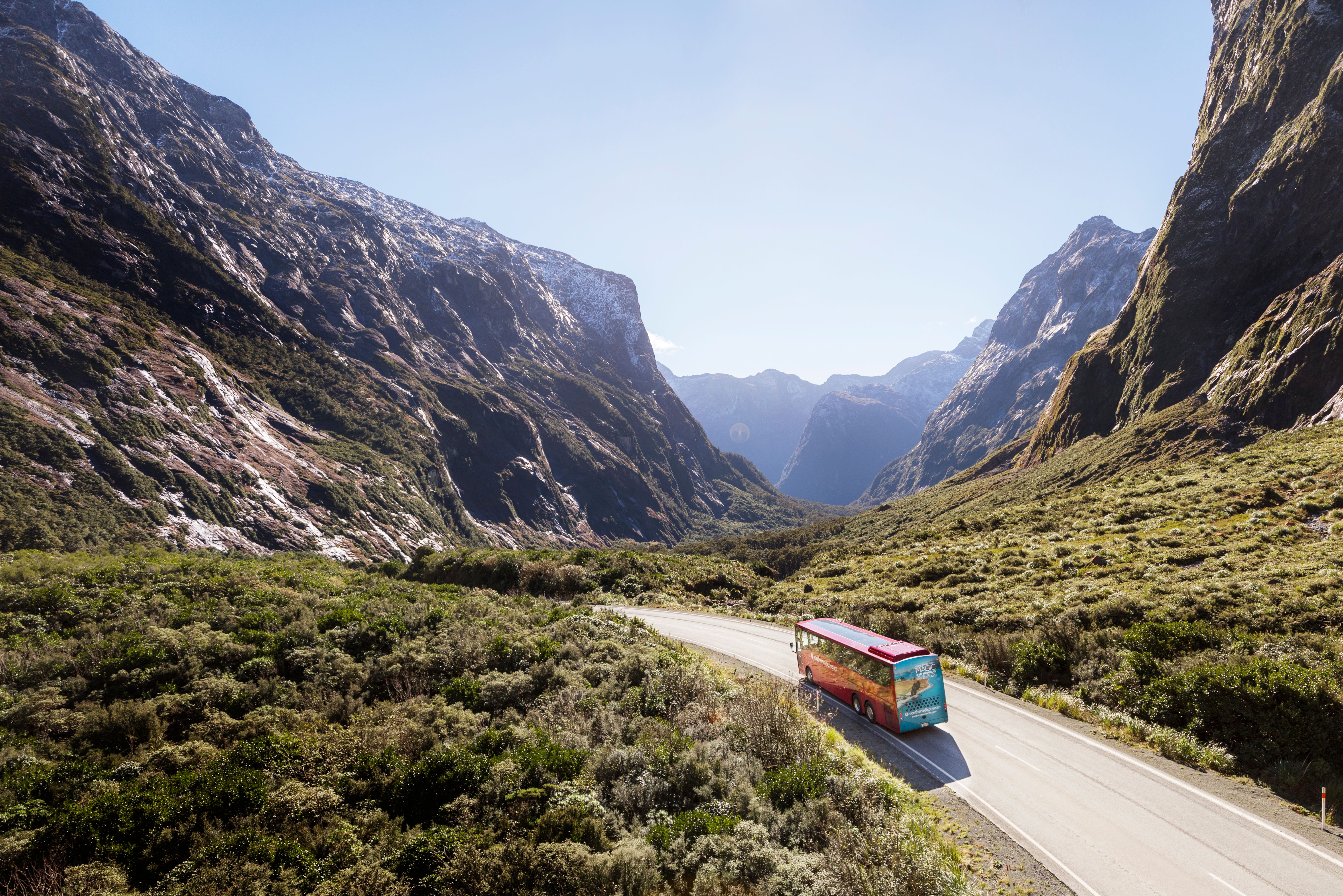 Per bus over de Milford Road naar de Milford Sound in Nieuw-Zeeland