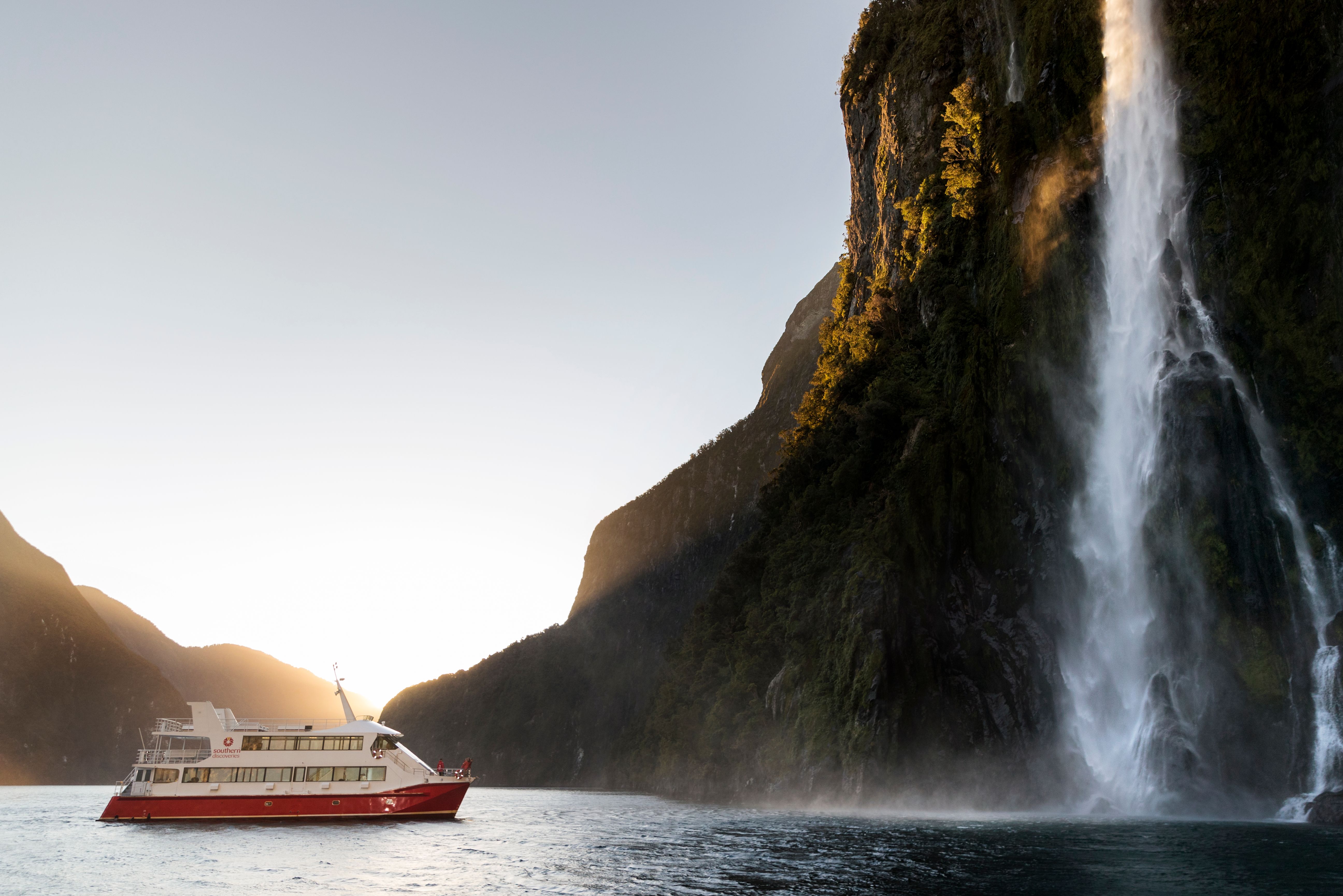 Watervallen in Milford Sound in Nieuw-Zeeland