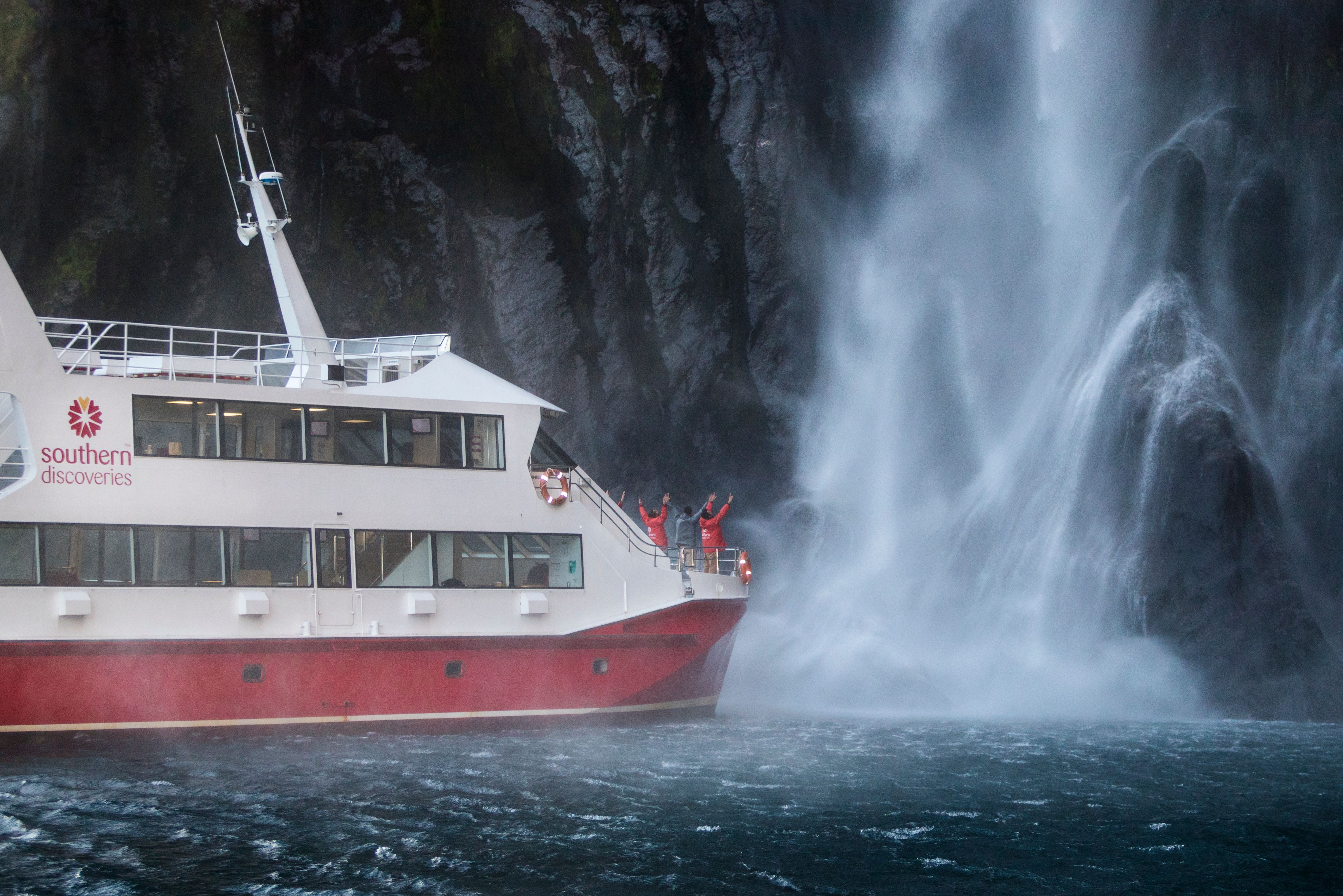 Dichtbij Stirling Falls tijdens Nature Cruise in Milford Sound in Nieuw-Zeeland