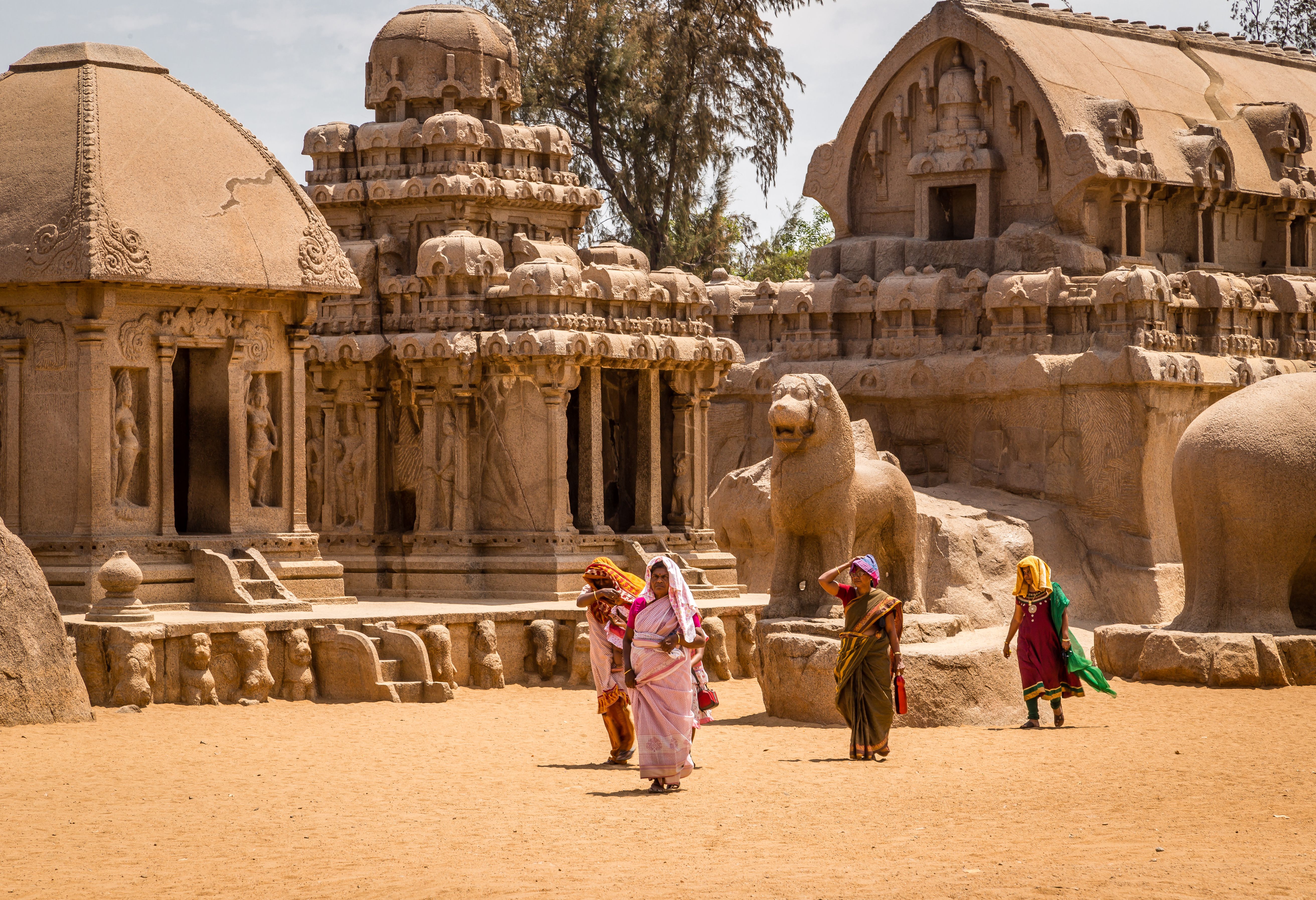 Lokale toeristen bij tempels van Mahabalipuram