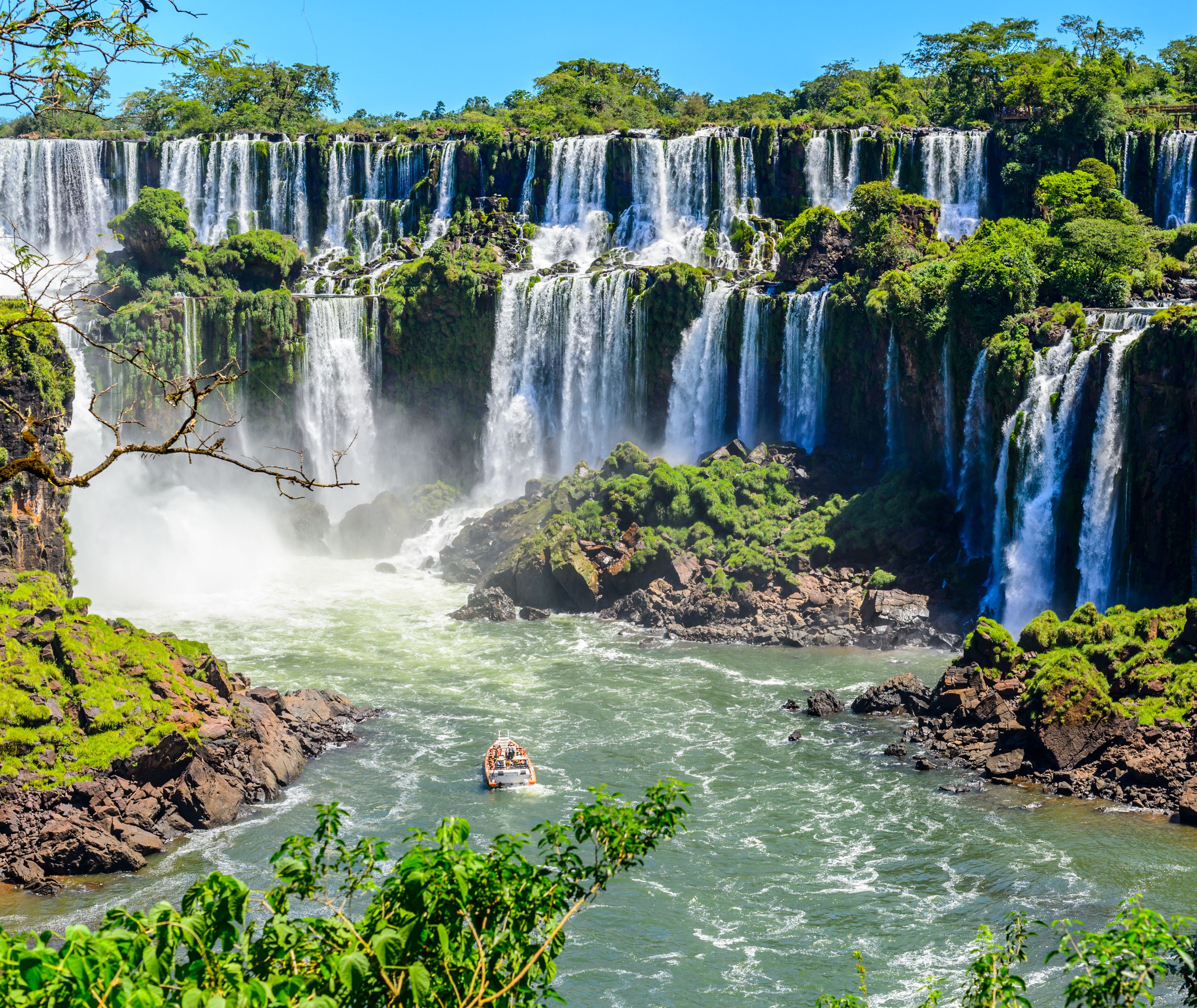 Argentinië-Iguazu-watervallen-toeristen-bij-uitkijk-punt-3