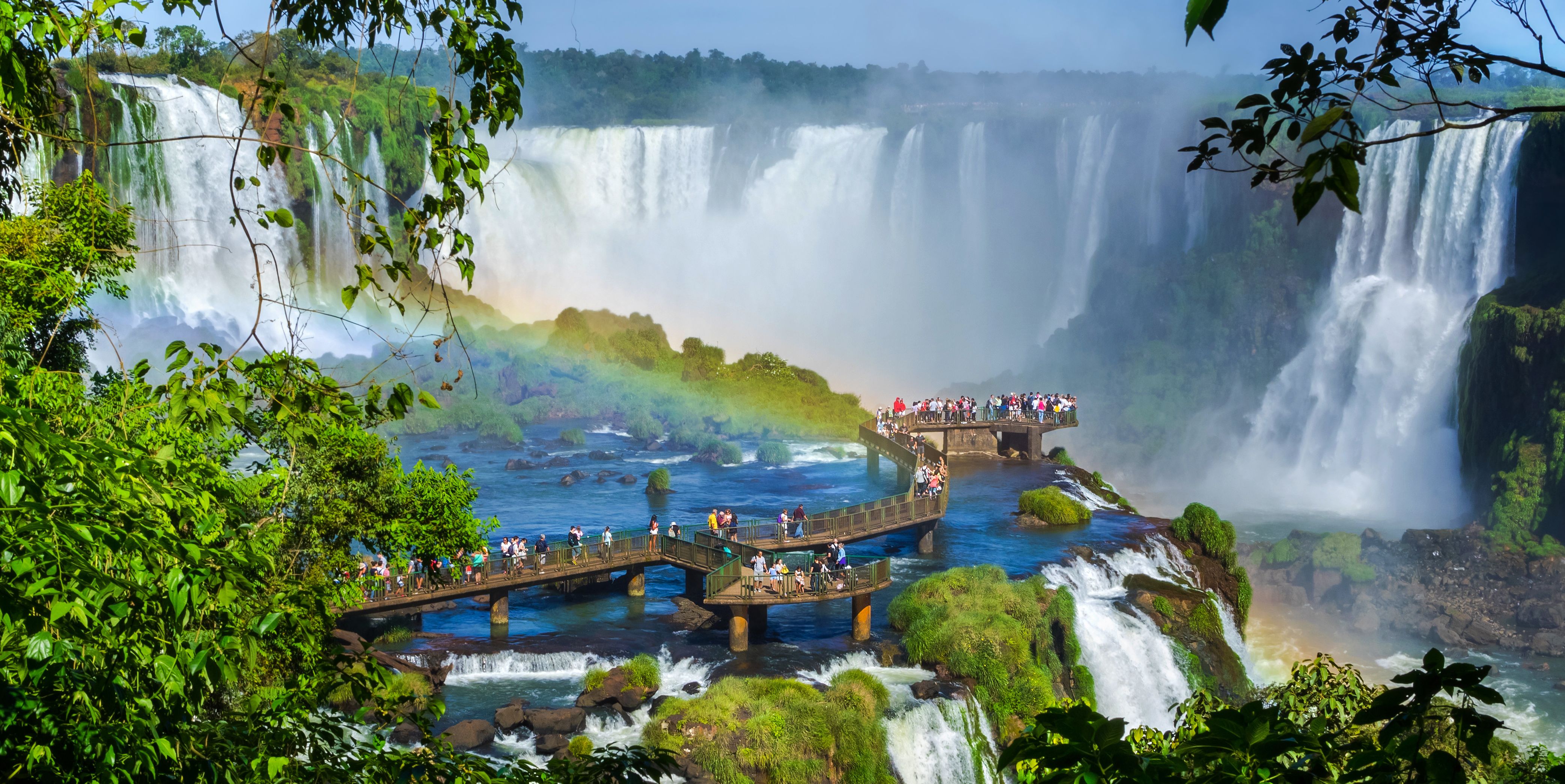 Argentinië-Iguazu-watervallen-toeristen-bij-uitkijk-punt
