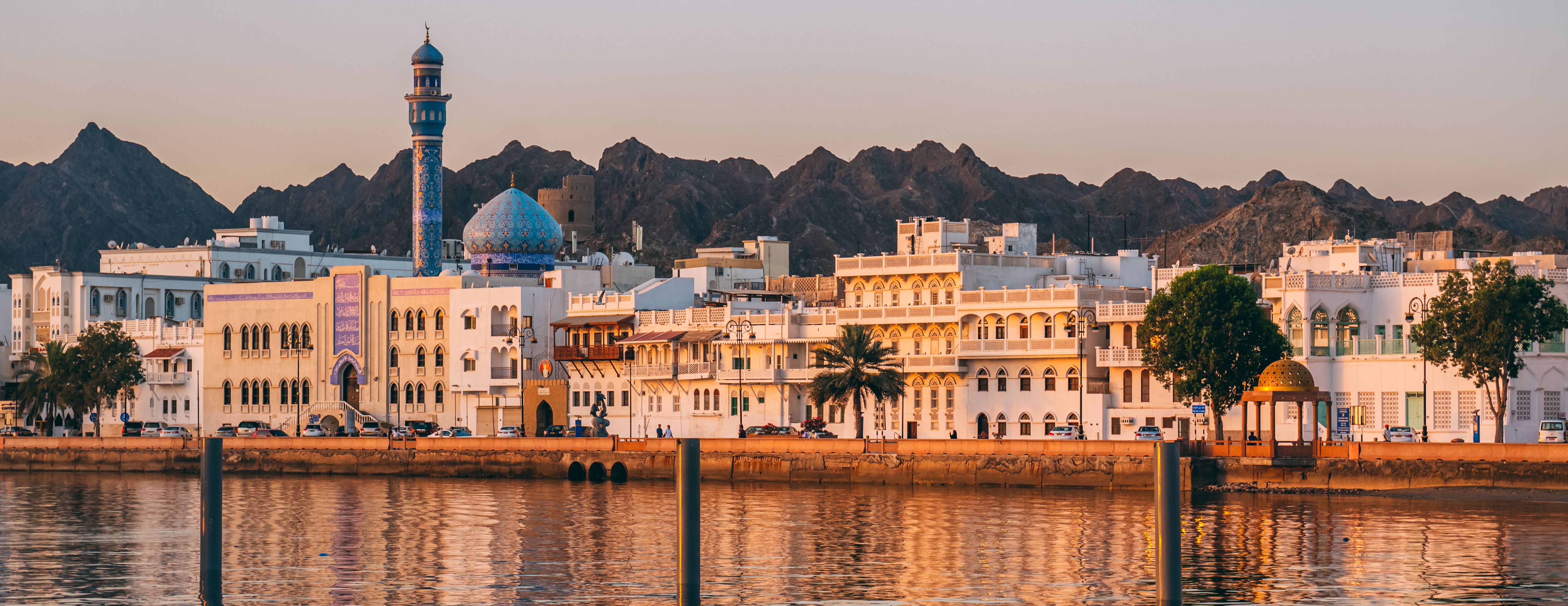 Oman-Muscat-Muttrah-haven-boulevard-zonsopkomst