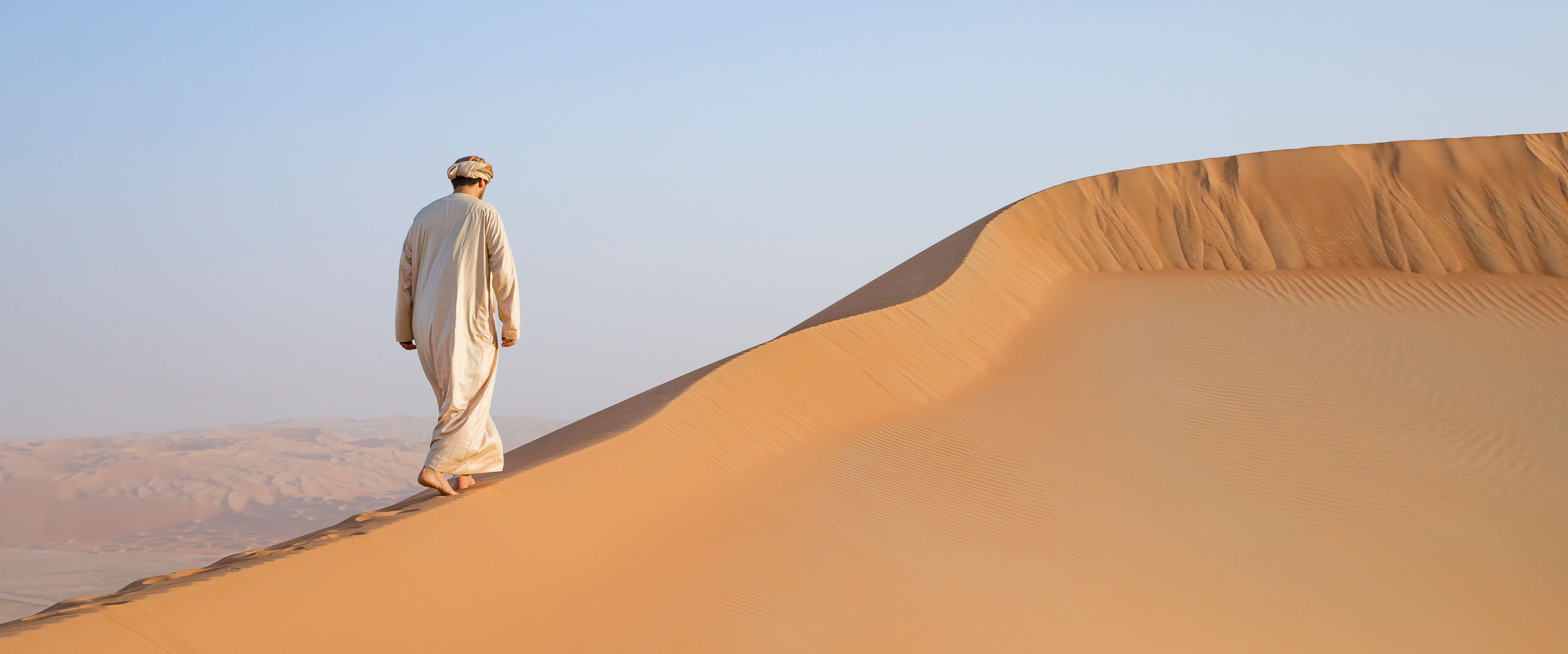 Oman-Wahiba-Sands-man-in-kandura-lokale-kleding