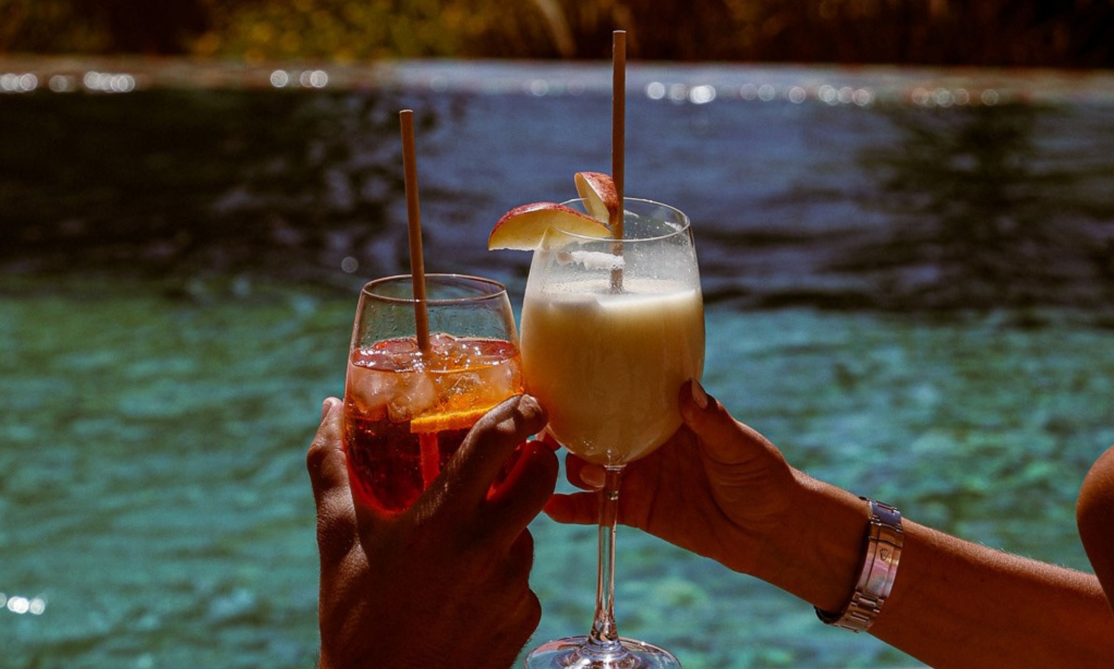 Le-Jardin-des-douars-drankje-aan-zwembad