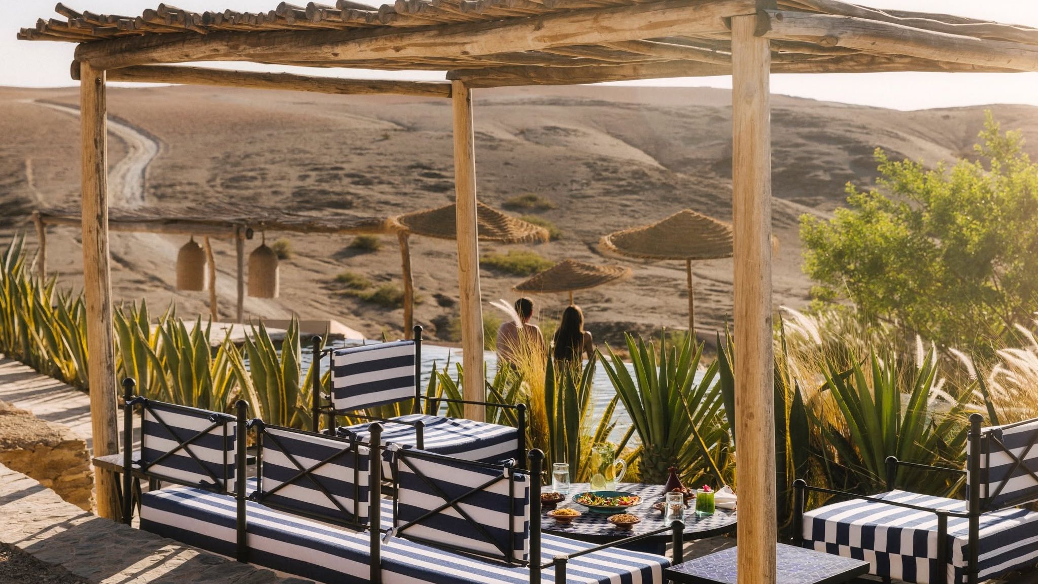 Marokko-Agafay-Woestijn-Caravan-Agafay-Habitas-Sfeer-Pool-Cabana-Zwembad