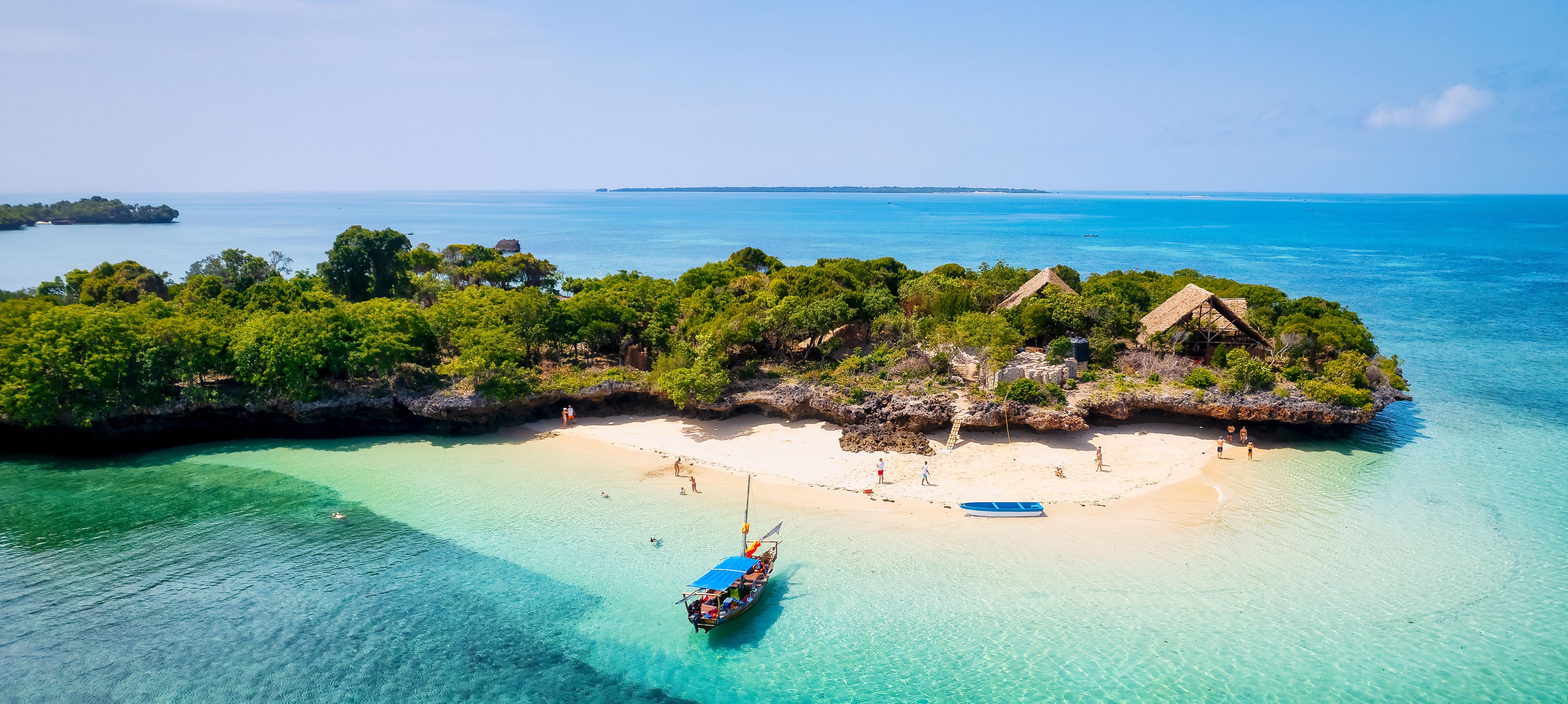 Tanzania-Zanzibar-Blue-Safari-dhow-boot-bij-eilandje