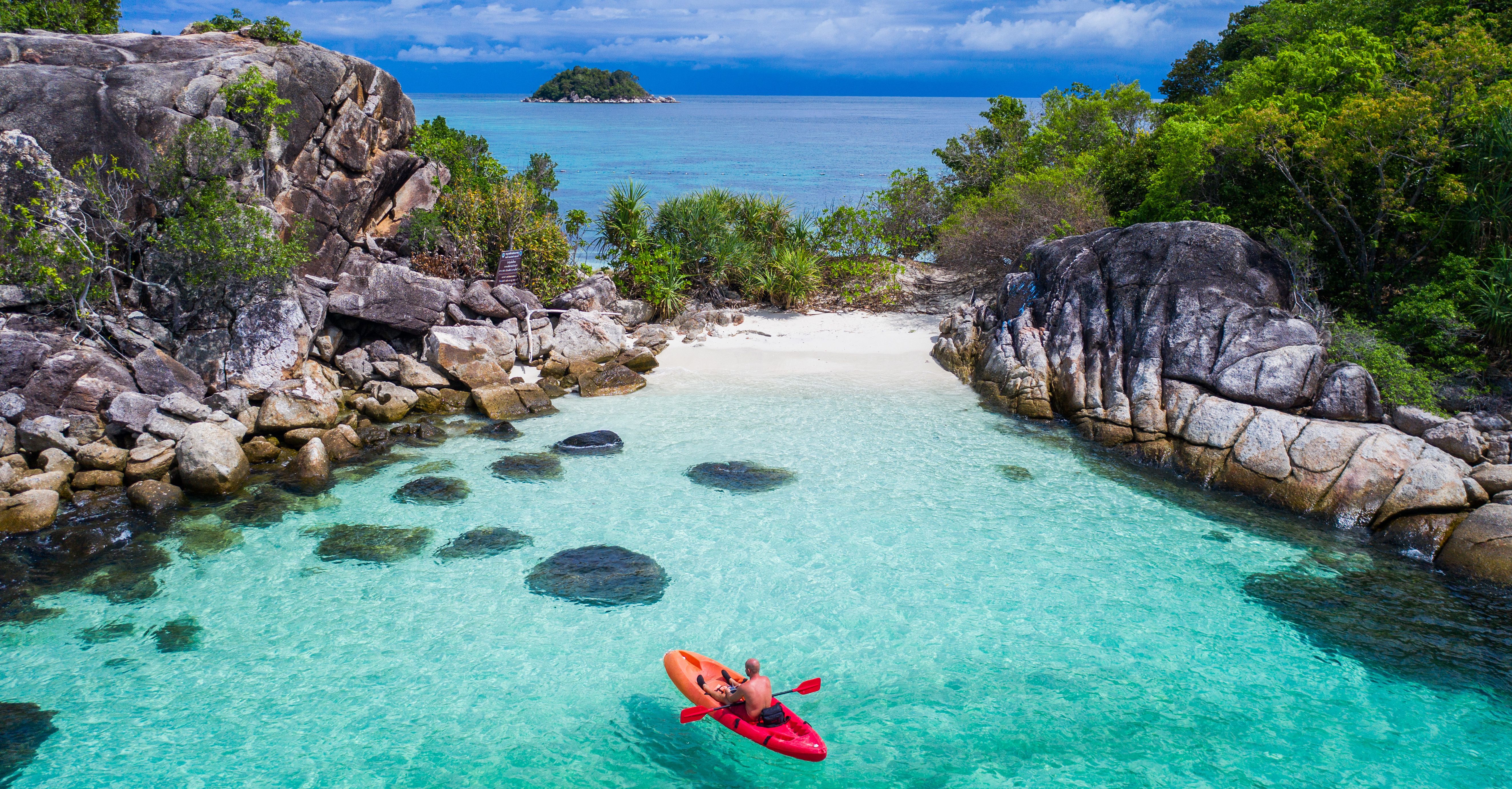 Thailand-Koh-Lipe-Island-Kayak-man