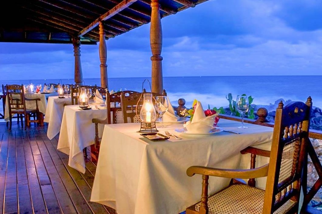 Restaurant met zeezicht