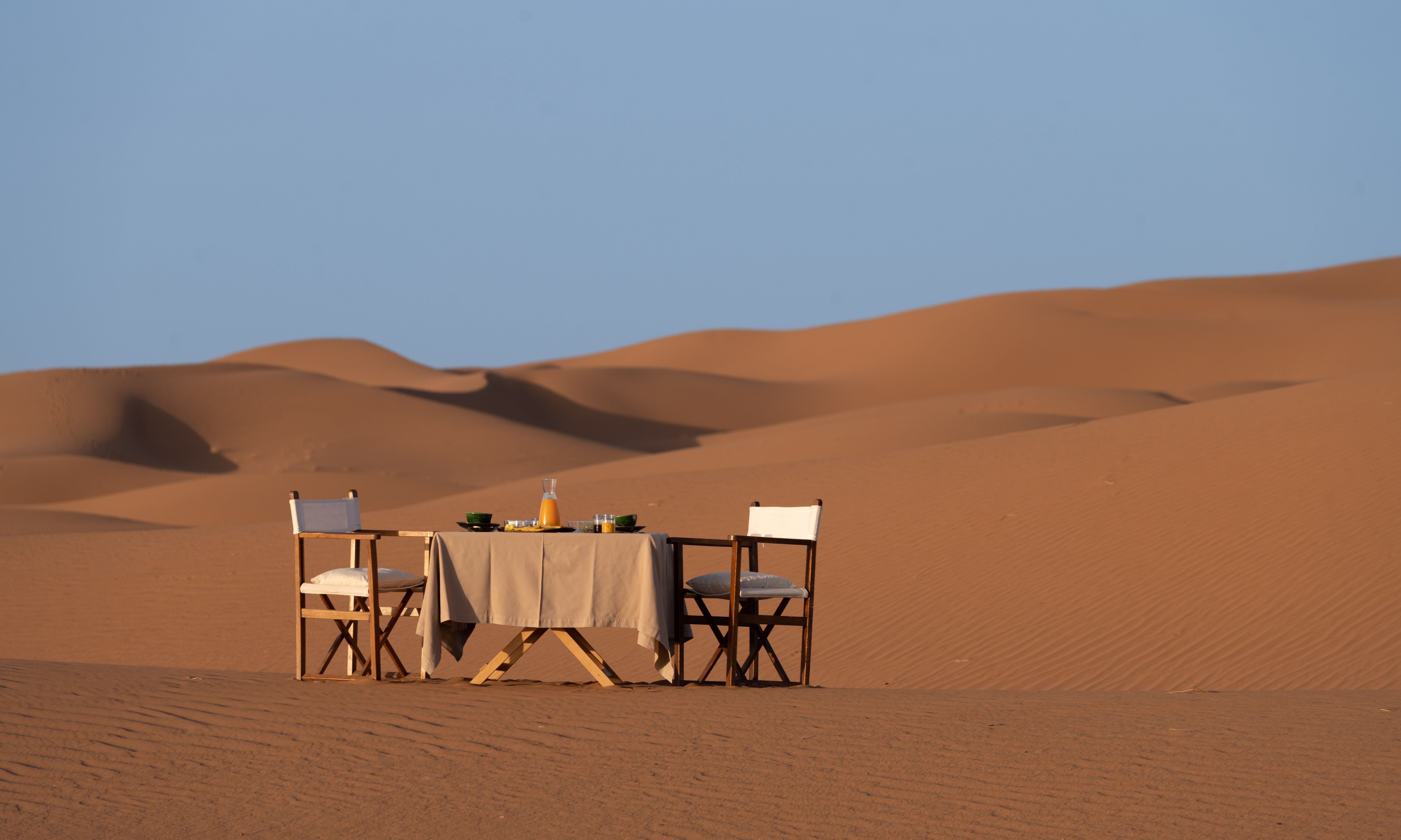 Marokko-Dar-Ahlam-woestijnkamp-dinner-setting-1