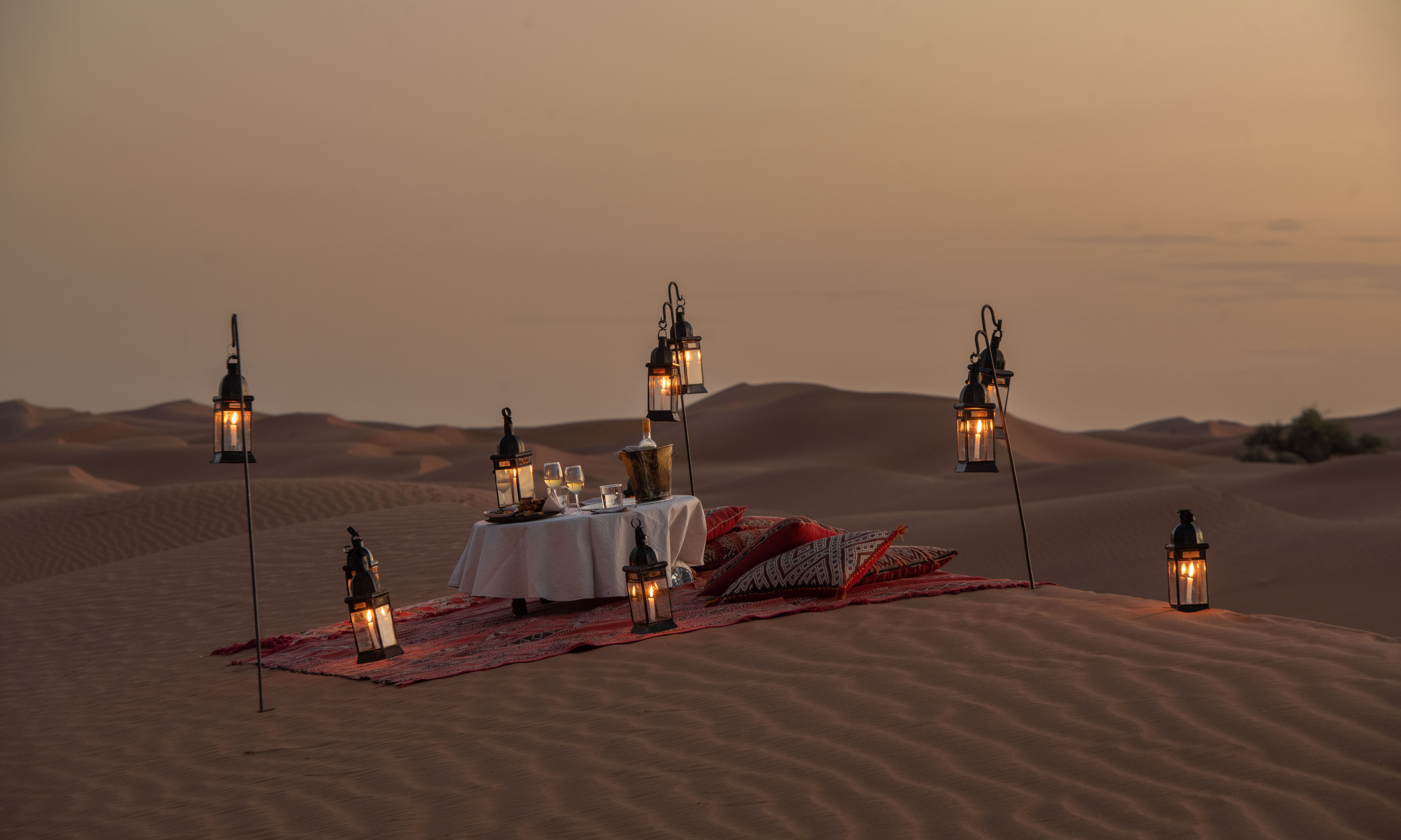 Marokko-Dar-Ahlam-woestijnkamp-dinner-setting-4