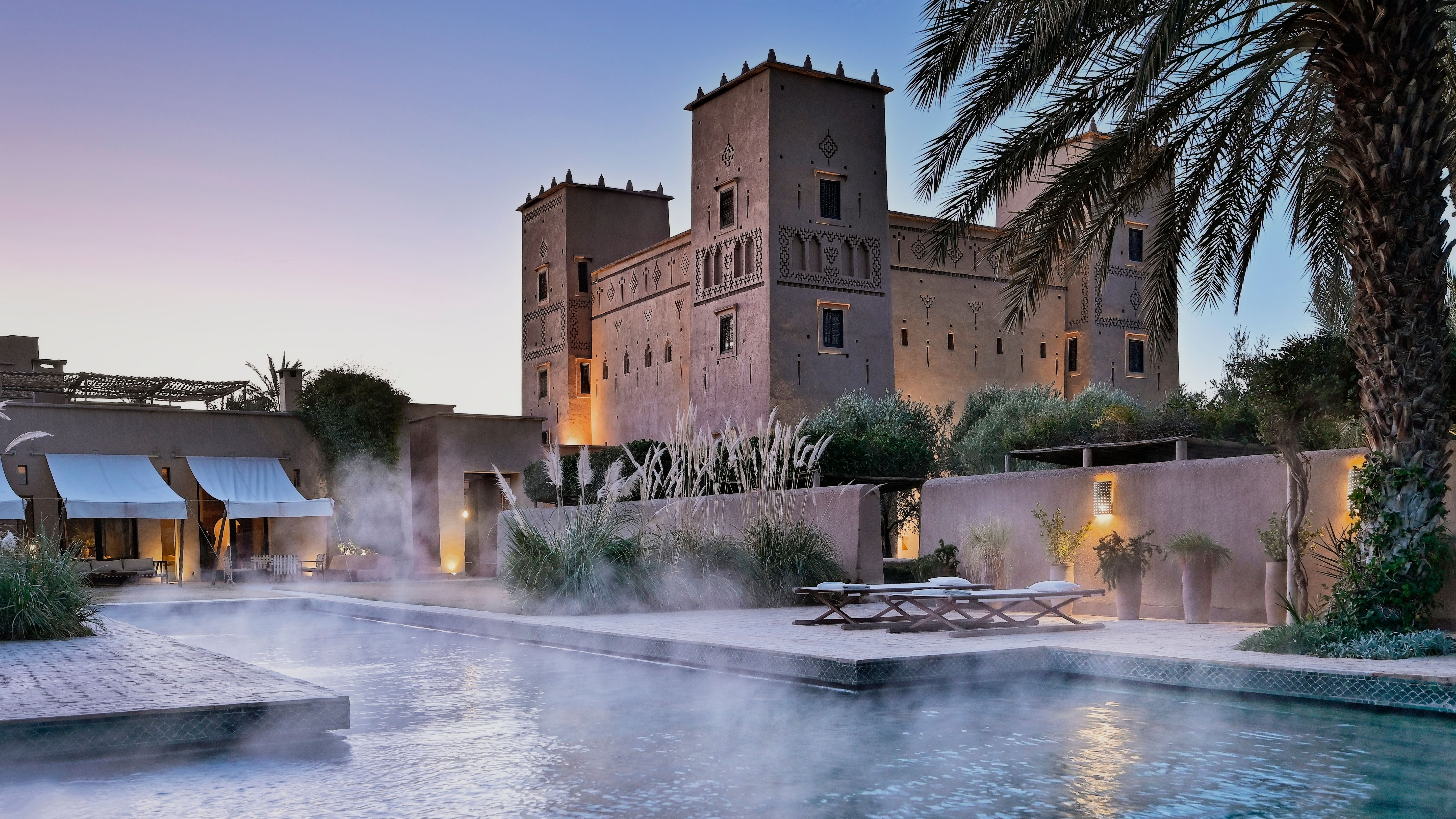Marokko-Dar-Ahlam-kasbah-met-zwembad-overdag