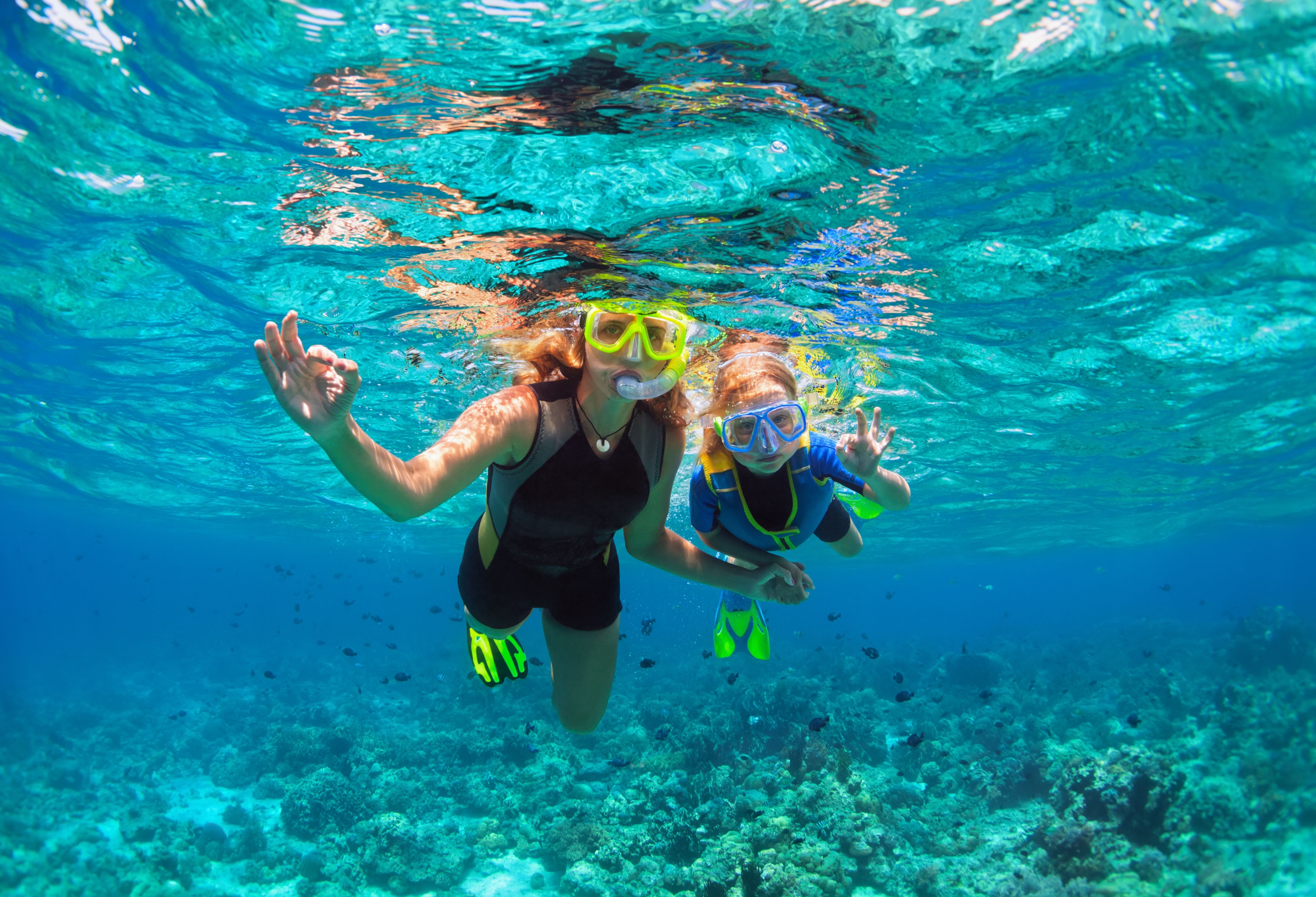 Moeder en dochter die samen snorkelen