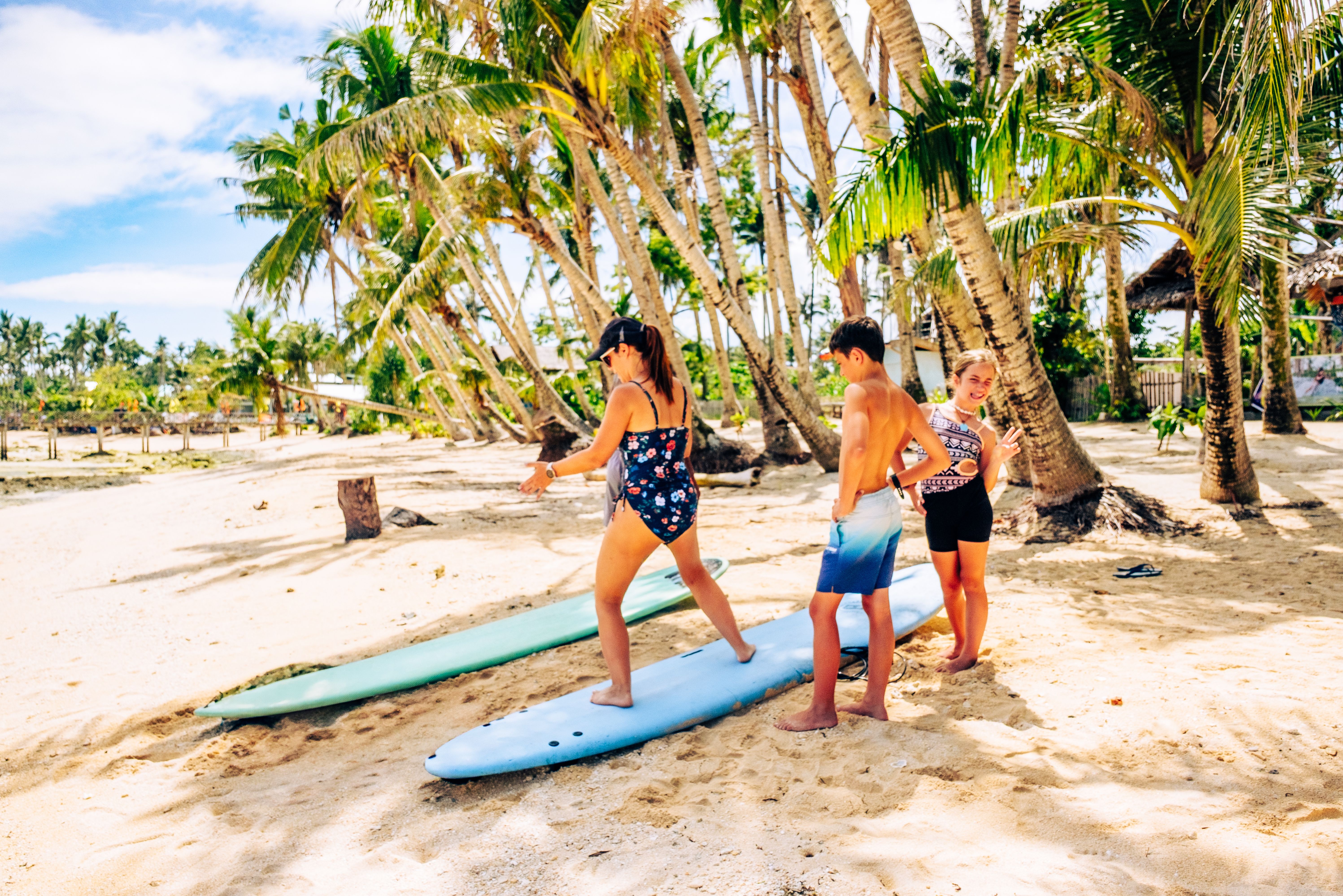 Leren surfen met het gezin op Siargao