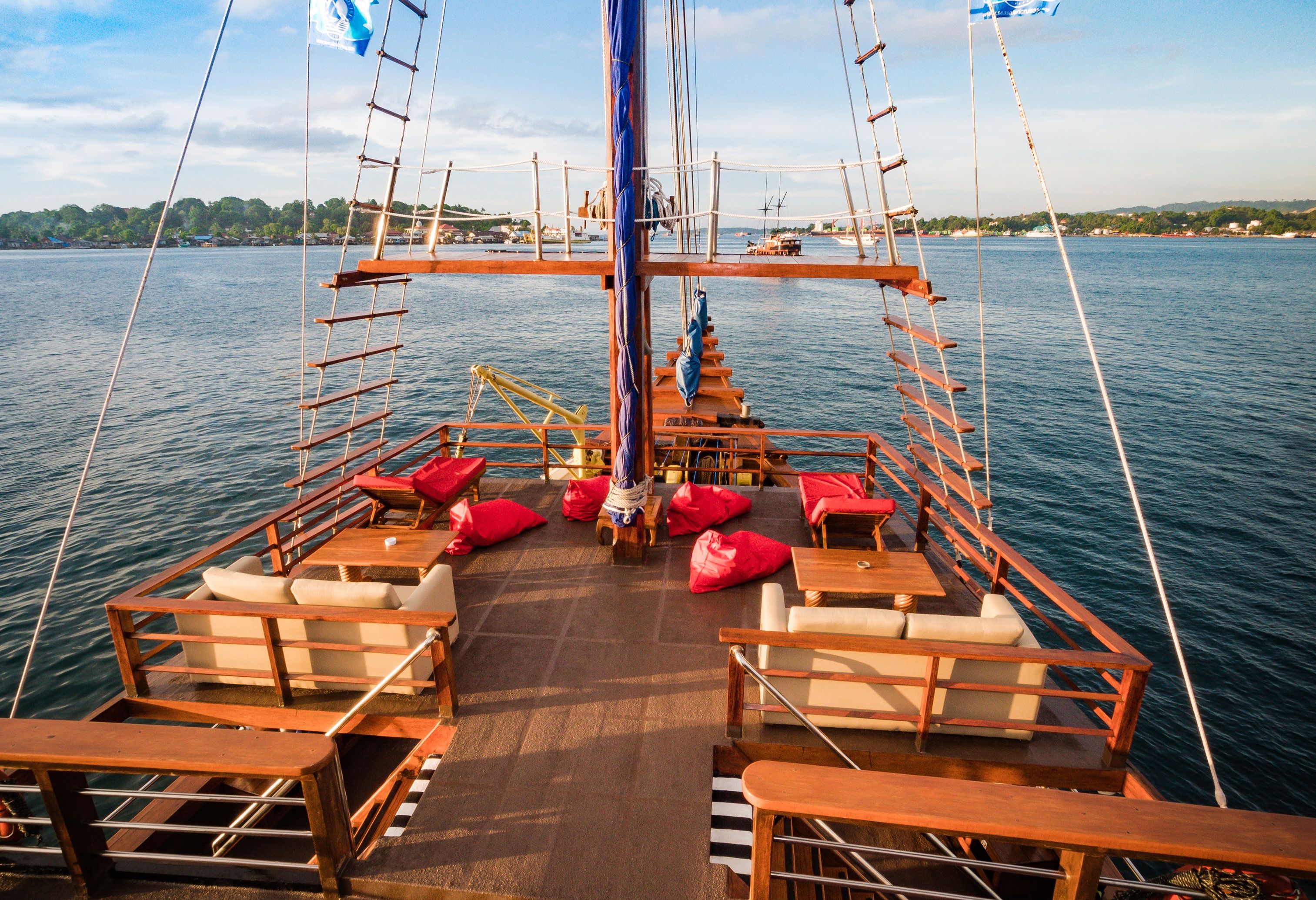 Lounge gedeelte op het dek van phinisi tijdens duikcruise Raja Ampat in Indonesie
