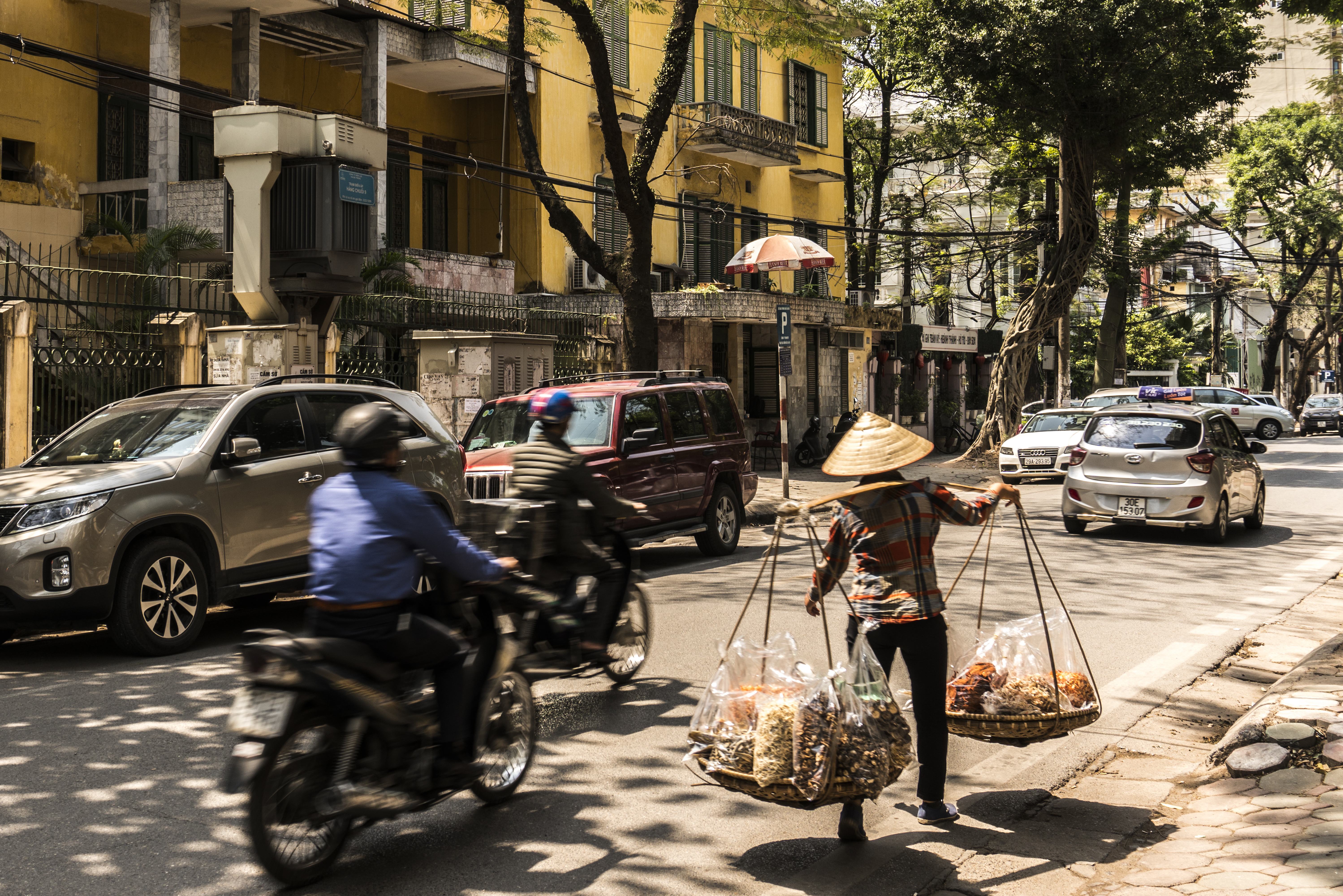 Straatverkoper in de oude wijk van Hanoi, Vietnam