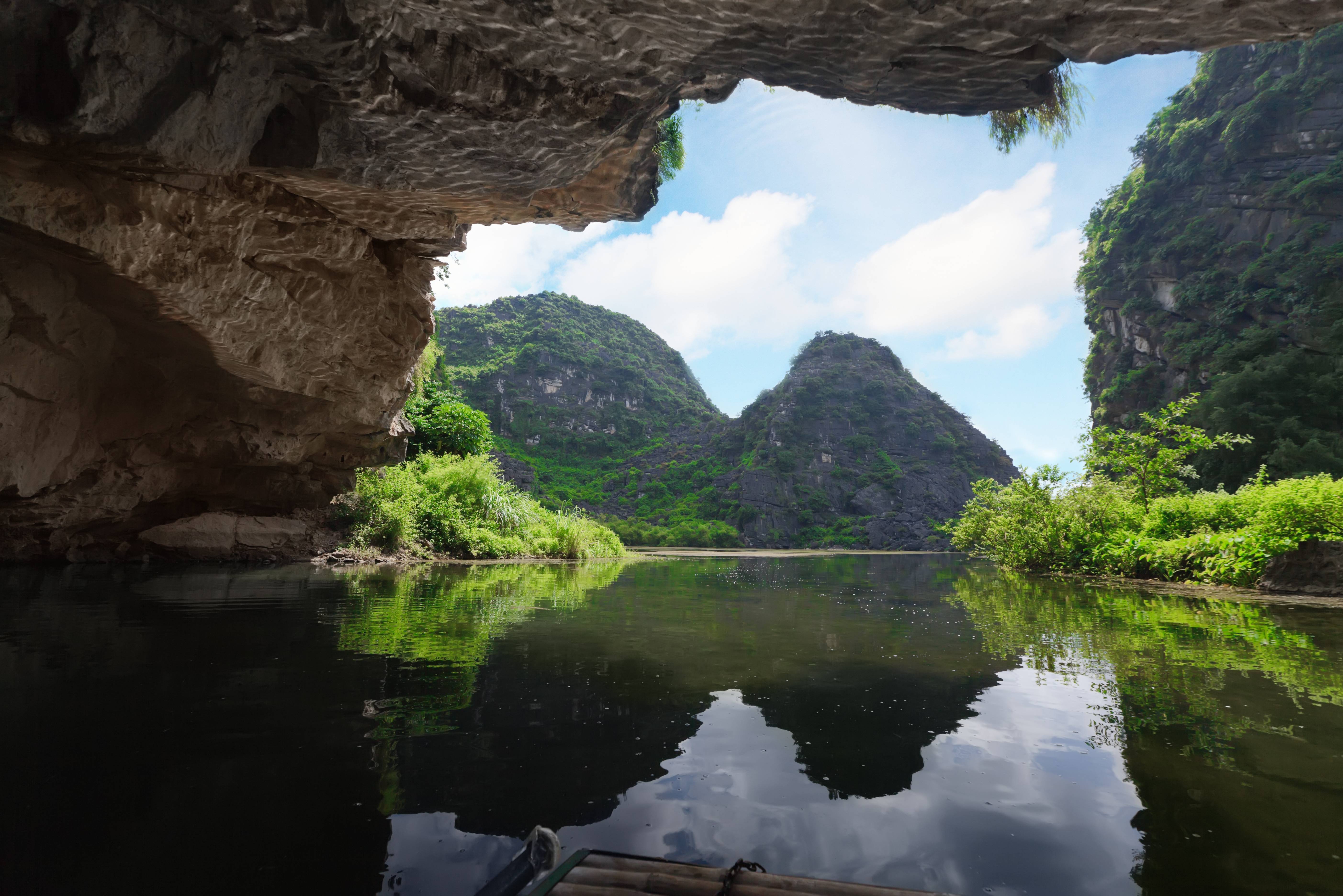 Uitzicht vanuit een grot in Tam Coc in de regio Ninh Binh in Vietnam