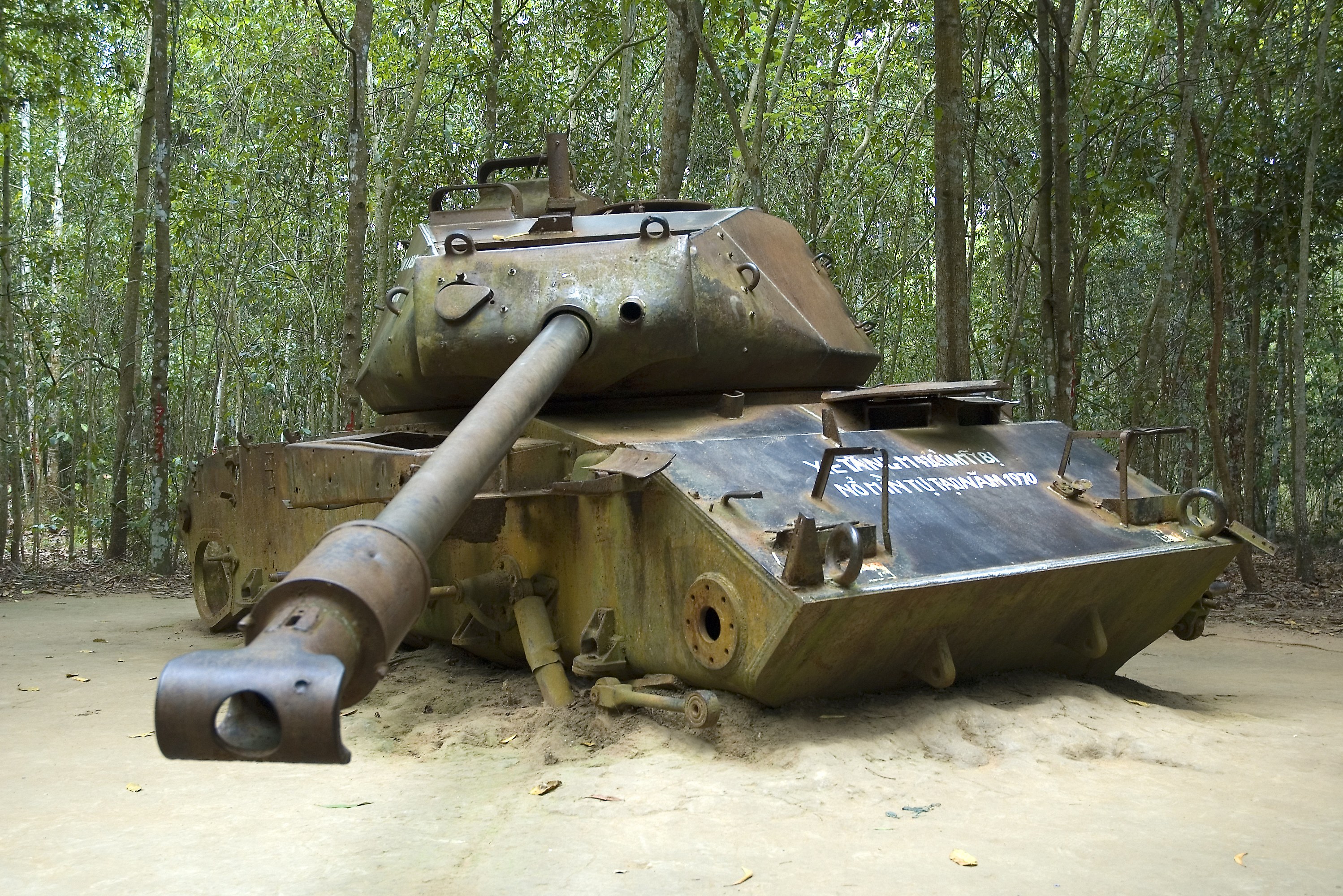 Amerikaanse tank uit de Vietnam oorlog bij de Cu Chi tunnels in Vietnam