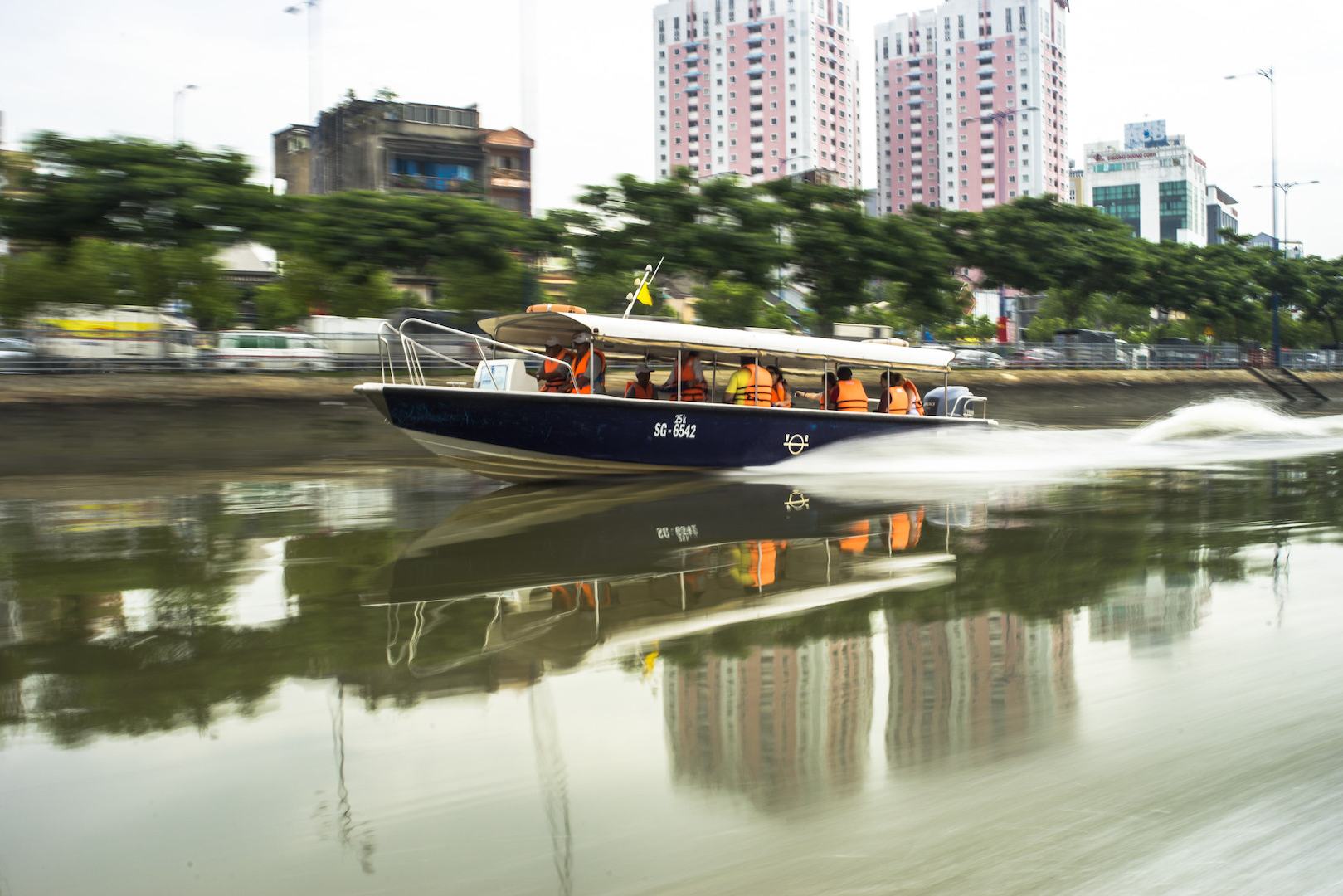 Per speedboat over de Saigon rivier in Ho Chi Minh Stad, Vietnam