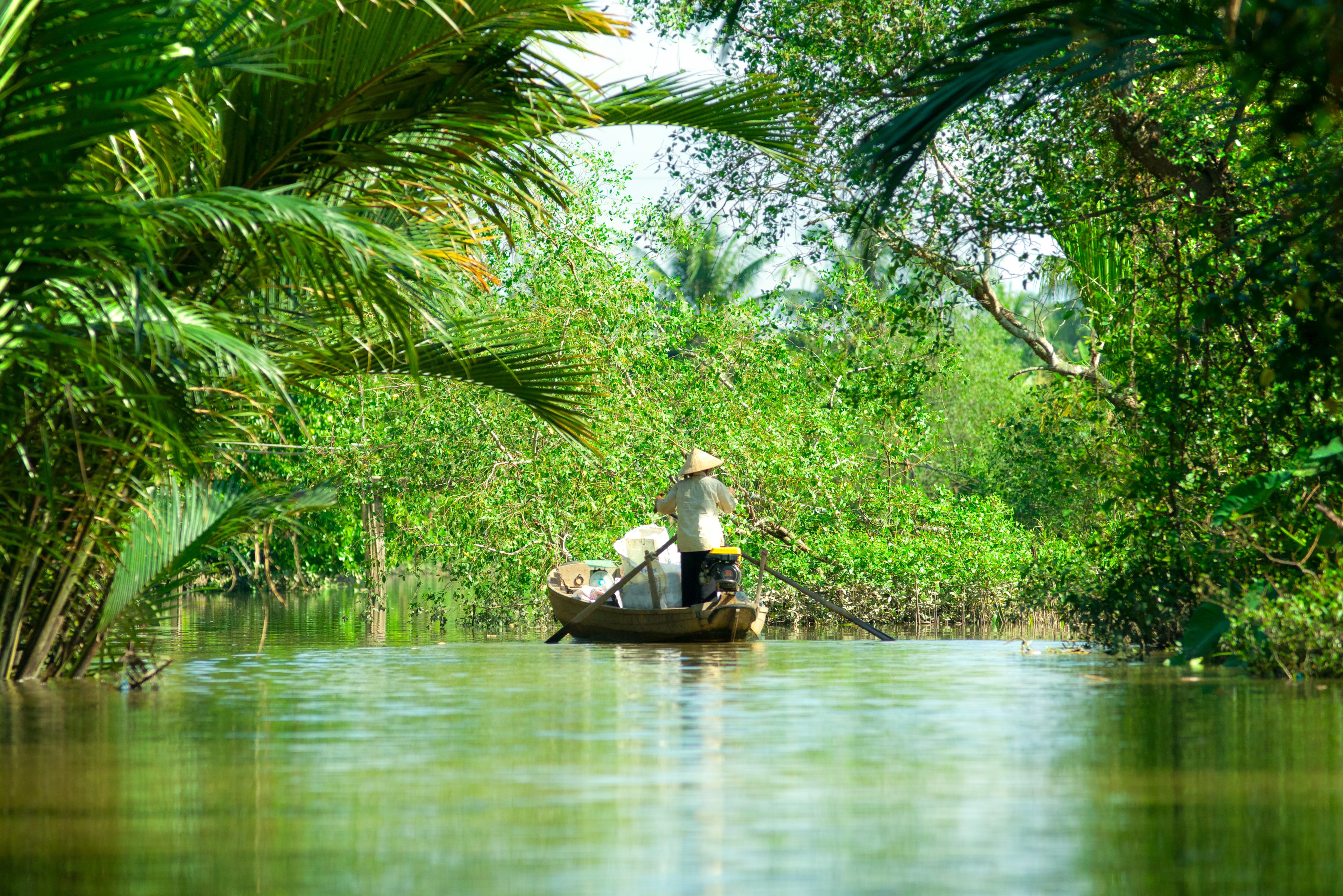 Varen door de kanaaltjes in de Mekong Delta, Vietnam