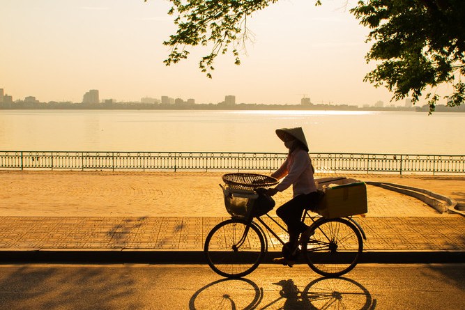 Fietsen langs West Lake in Hanoi, Vietnam