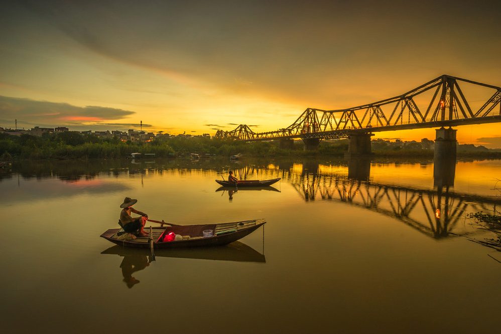 Long Hien Bridge over de Red River in Hanoi, Vietnam