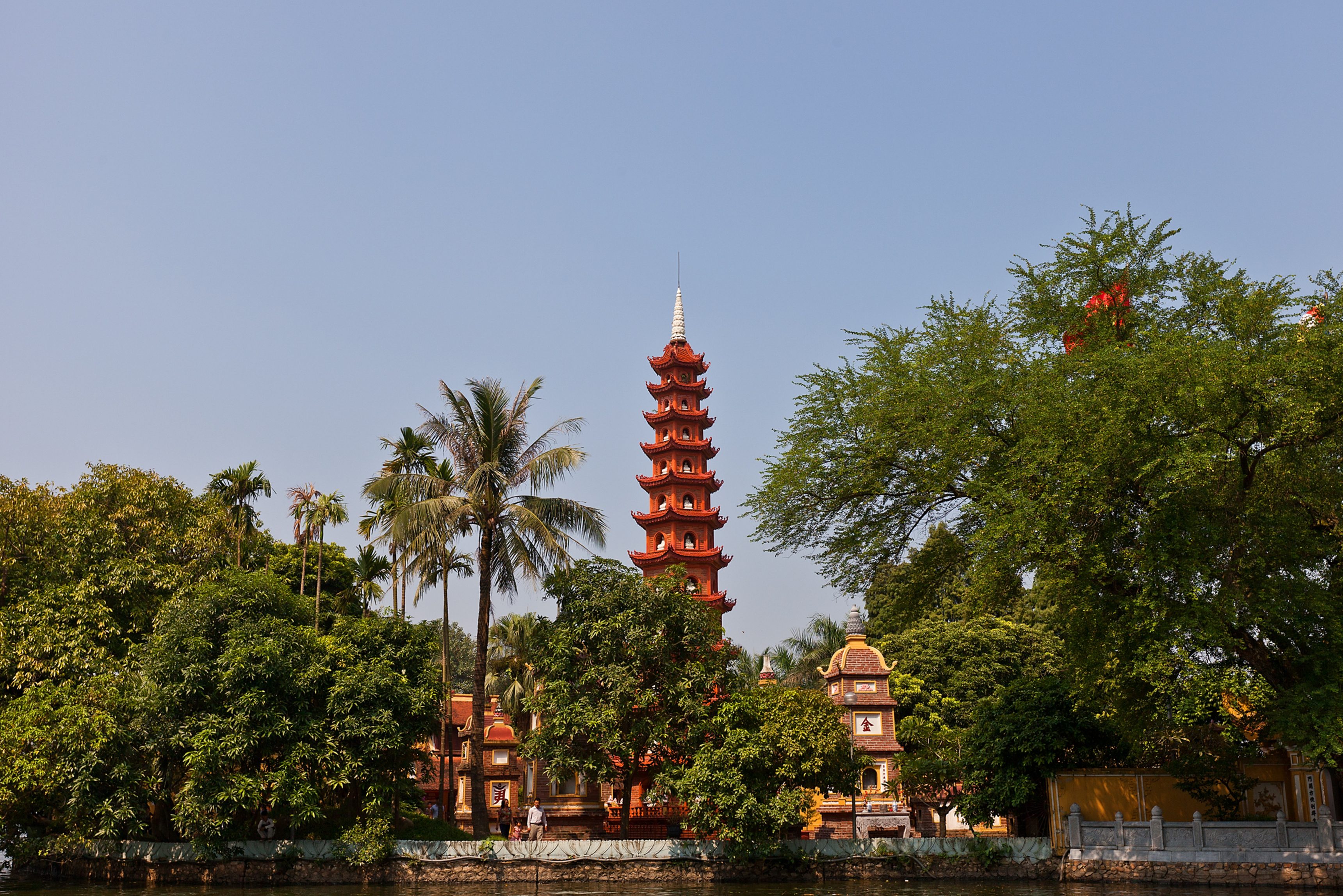 Tran Quoc Pagoda bij het West Lake in Hanoi, Vietnam