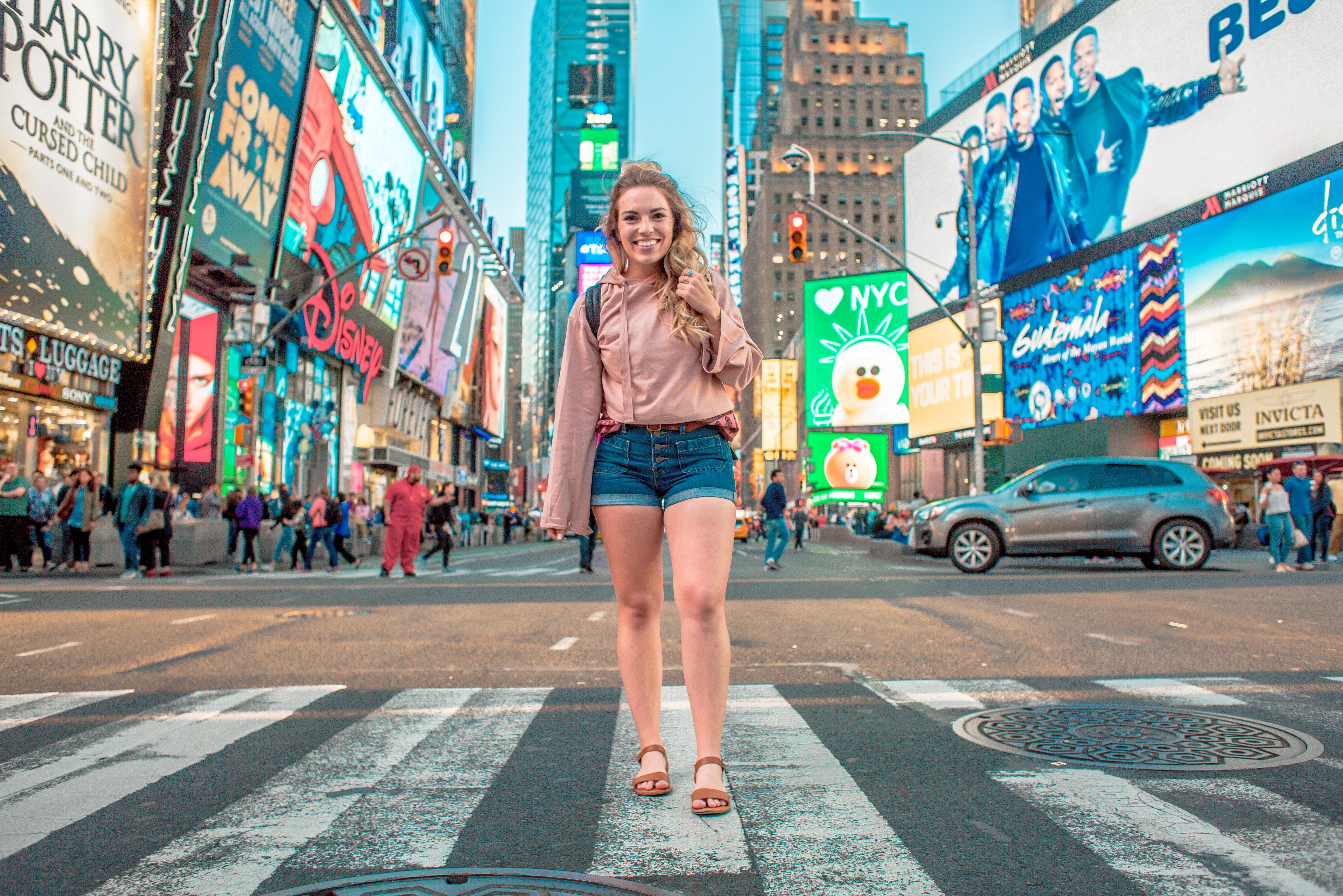 Meisje op Times Square in New York