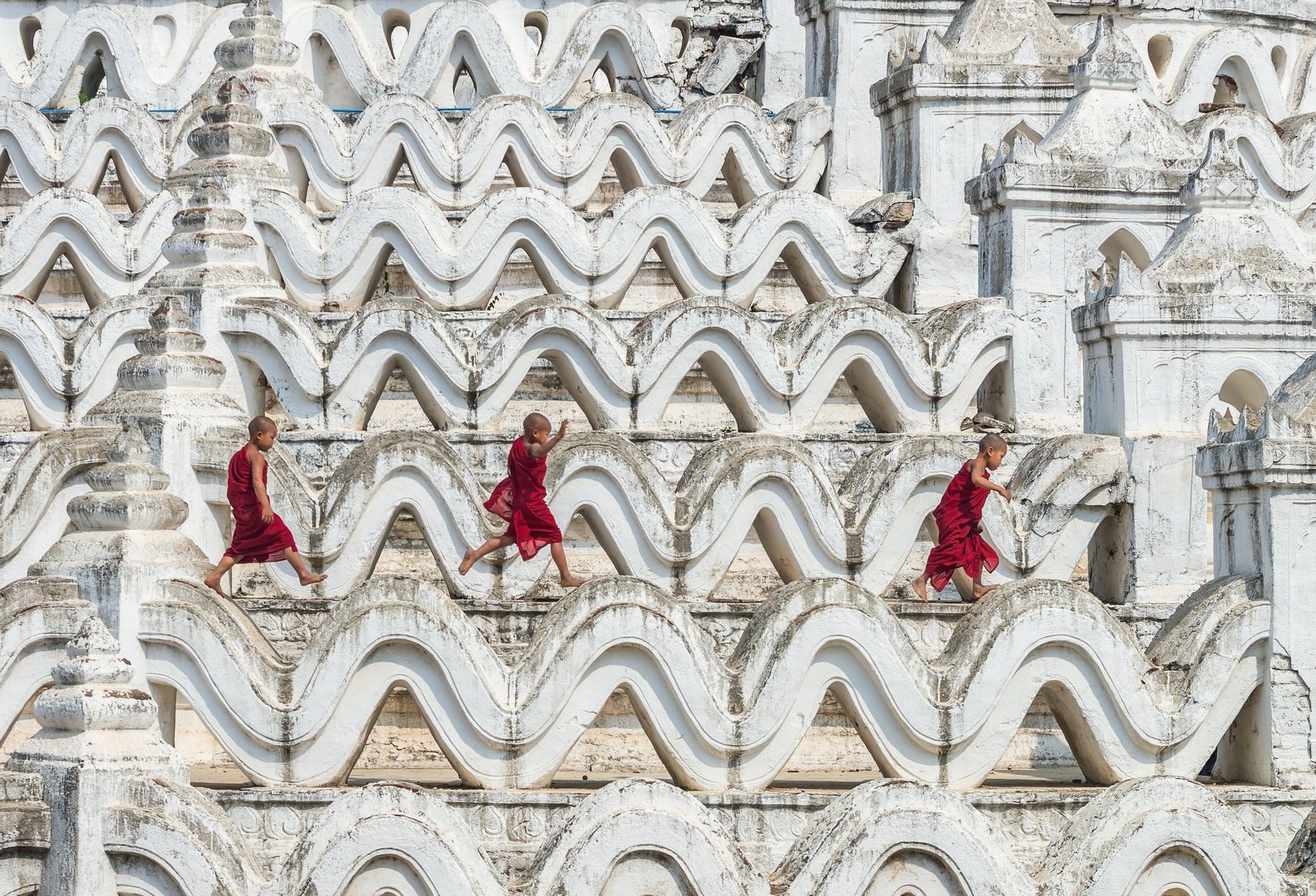 Jonge monniken bij Mingun vlakbij Mandalay