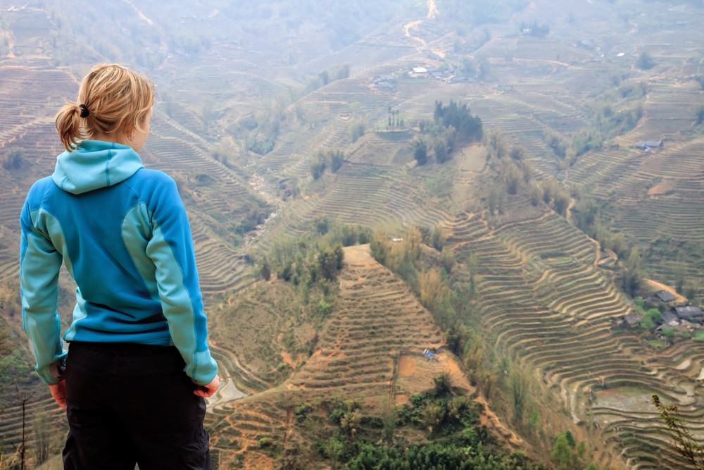 Toerist kijkt uit over de rijstterrassen van Sapa in Vietnam