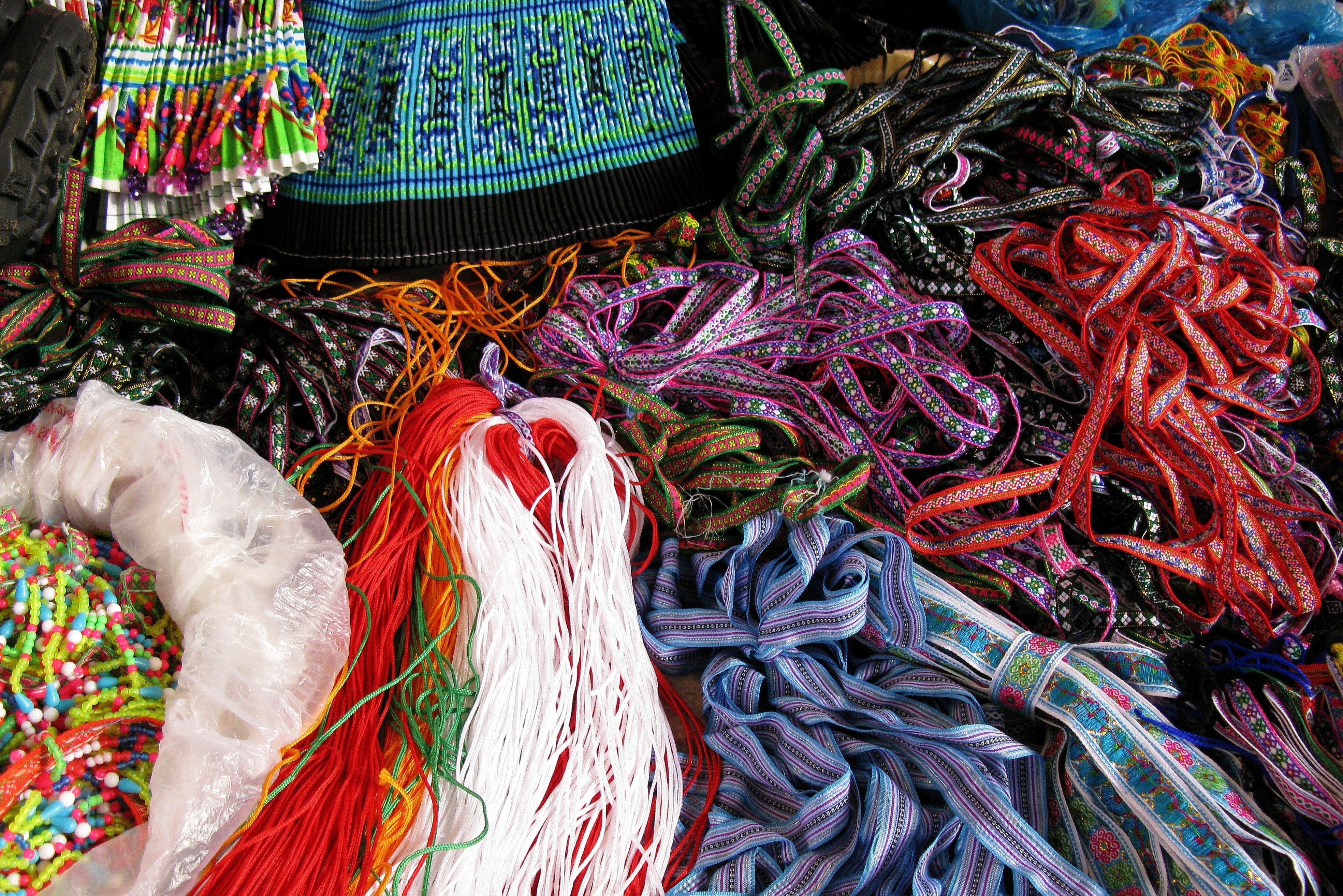 Fournituren voor etnische kleding van de volkeren in de regio van Sapa in Vietnam