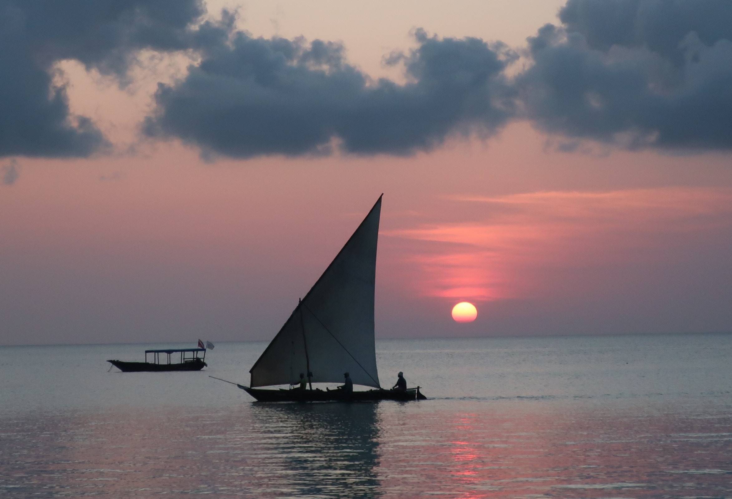 Dhow boot bij zonsondergang op Zanzibar
