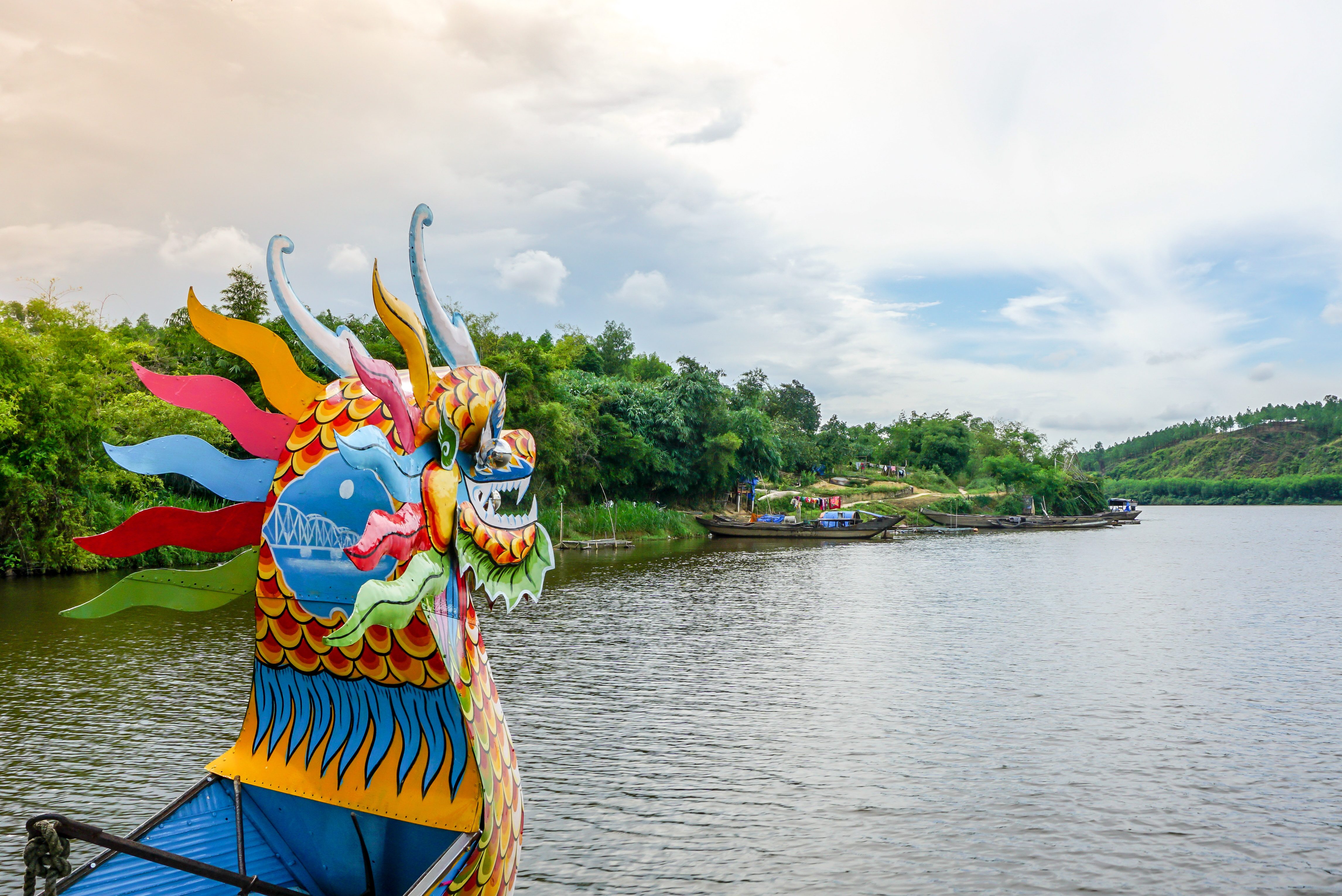 Traditionele drakenboot op de Parfumrivier nabij Hue in Vietnam