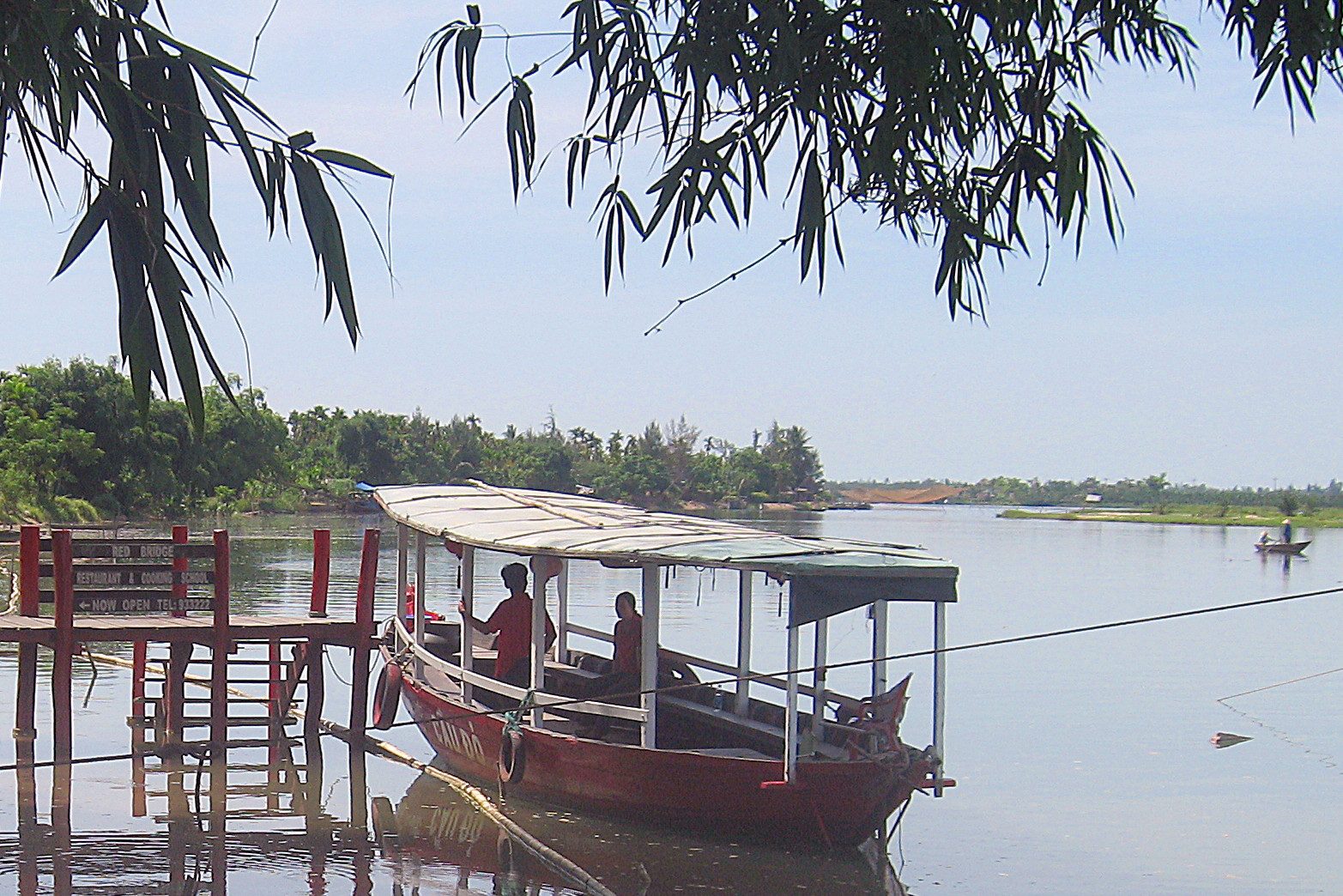 Aankomst per boot bij de Red Bridge Cooking School in Hoi An, Vietnam