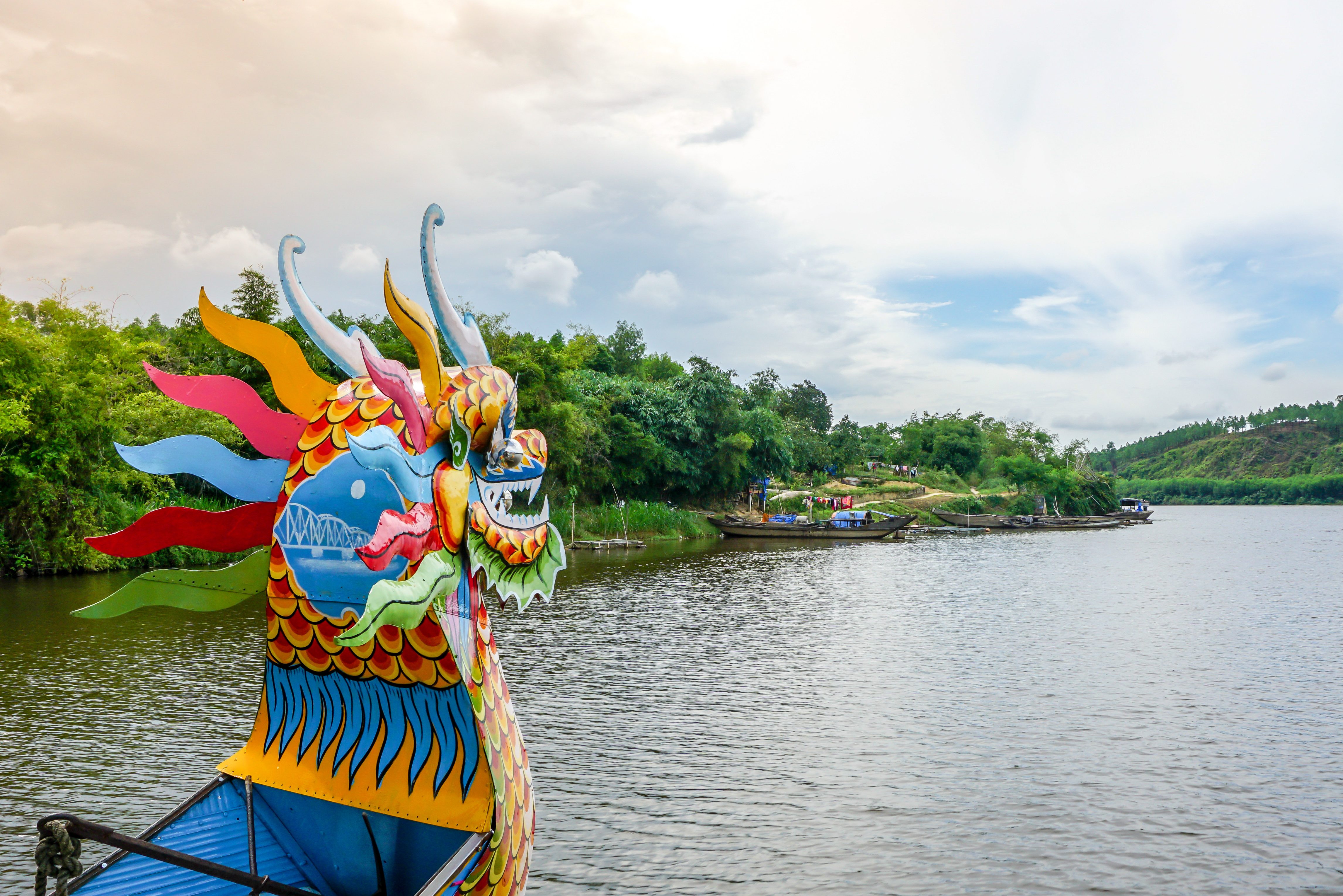 Traditionele drakenboot op de Parfumrivier in Hue, Vietnam