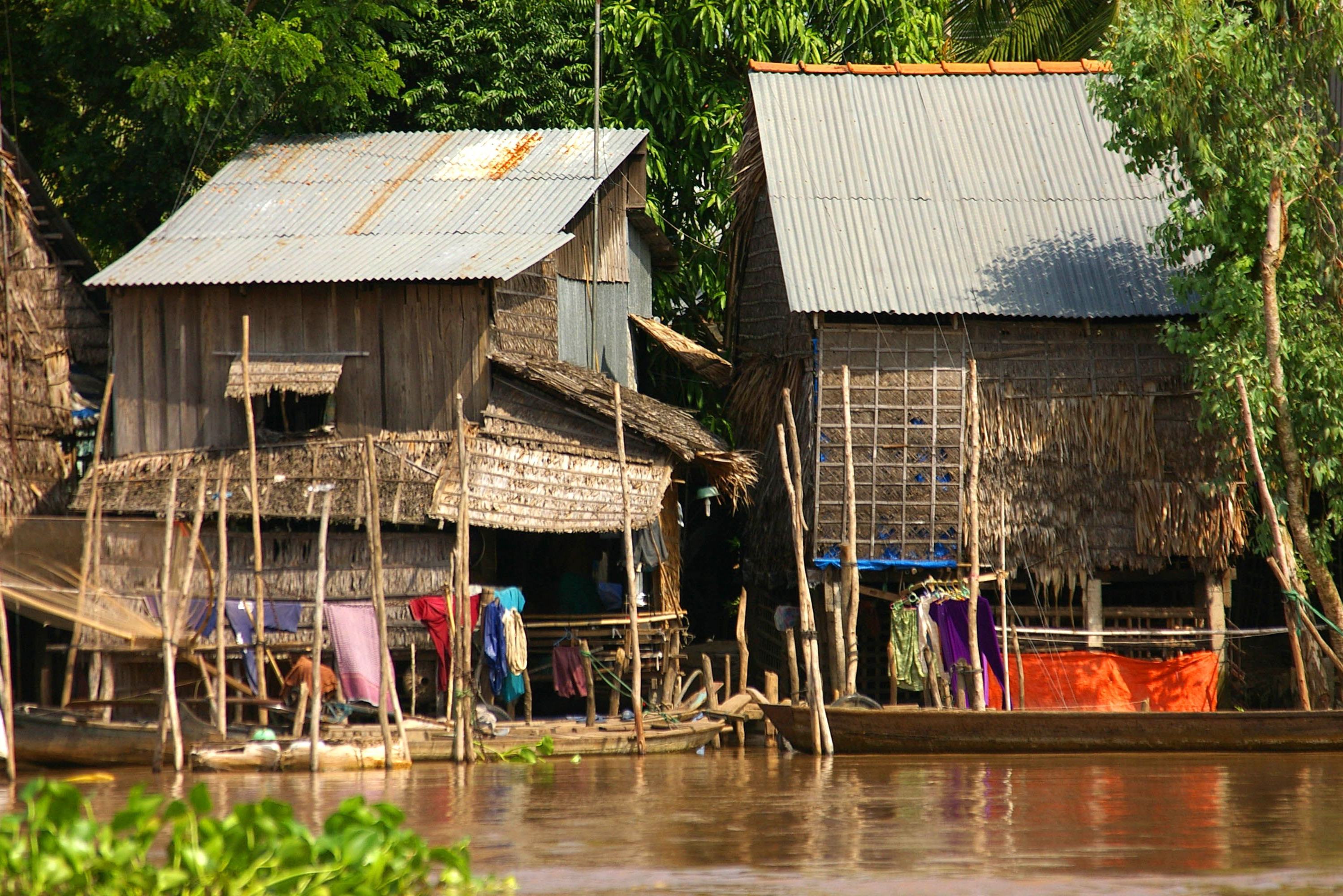 Houten huisjes aan de Mekong rivier in de Mekong Delta in Vietnam