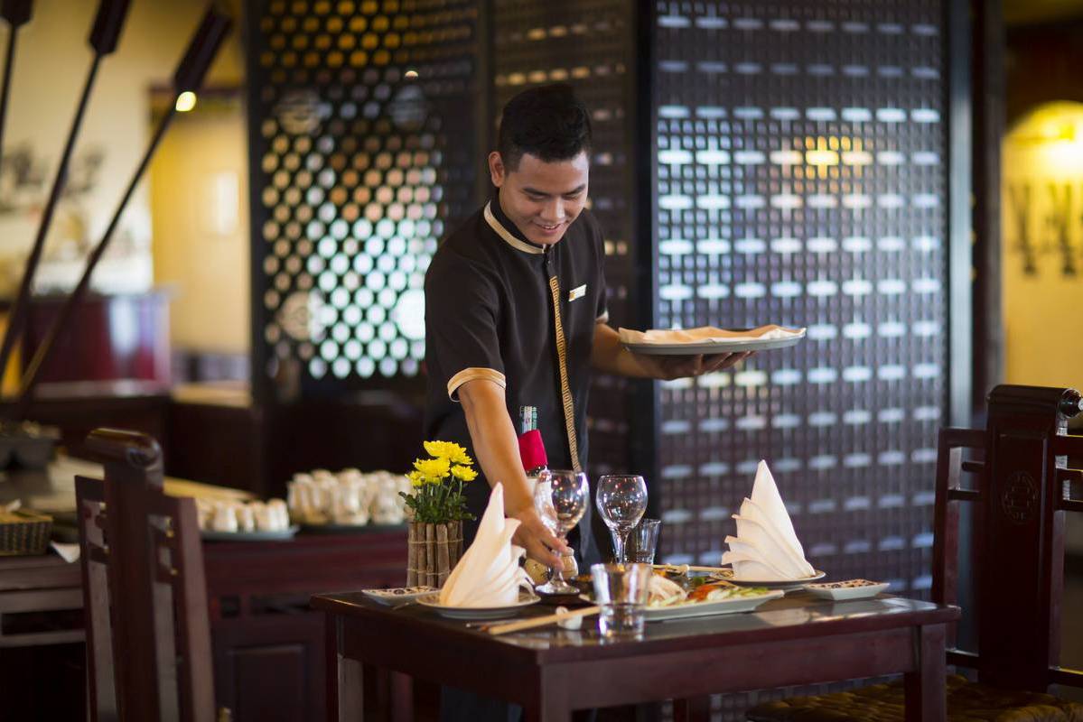 Restaurant van de Dragon Legend Cruise in Bai Tu Long Bay in Vietnam