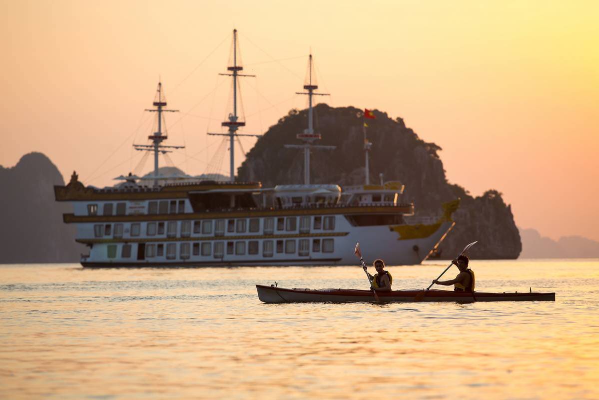 Kajakken tijdens de Dragon Legend Cruise in Bai Tu Long Bay in Vietnam