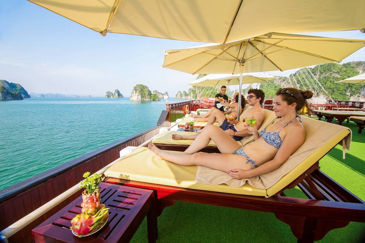 Zonnedek van de Dragon Legend Cruise in Bai Tu Long Bay in Vietnam