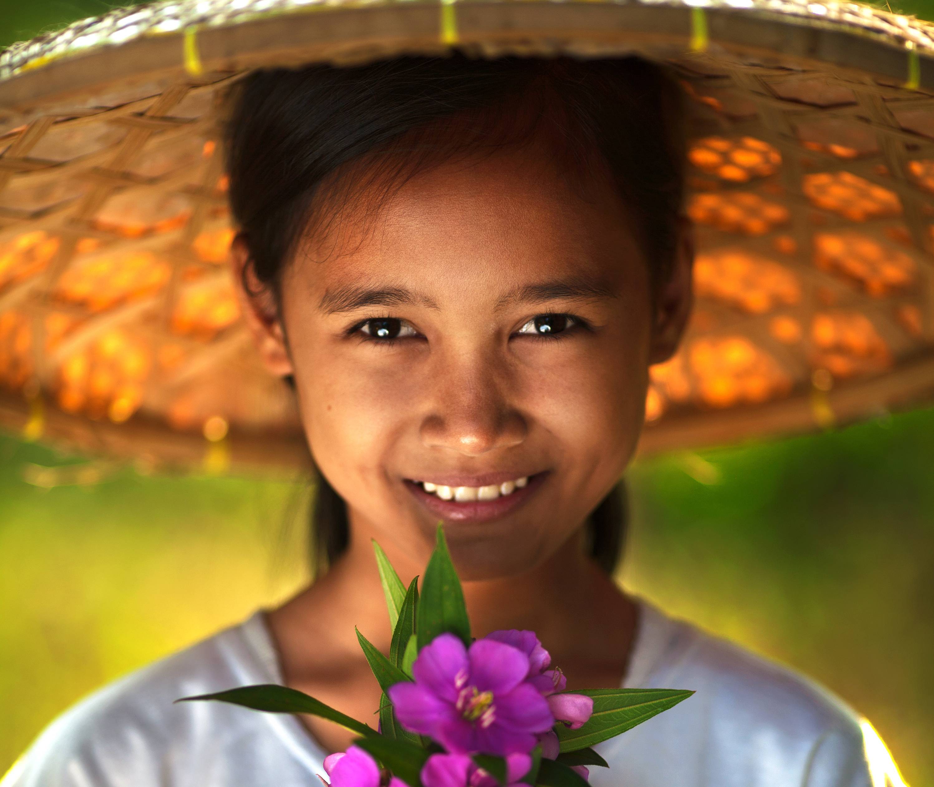 Vrolijk meisje in Indonesie