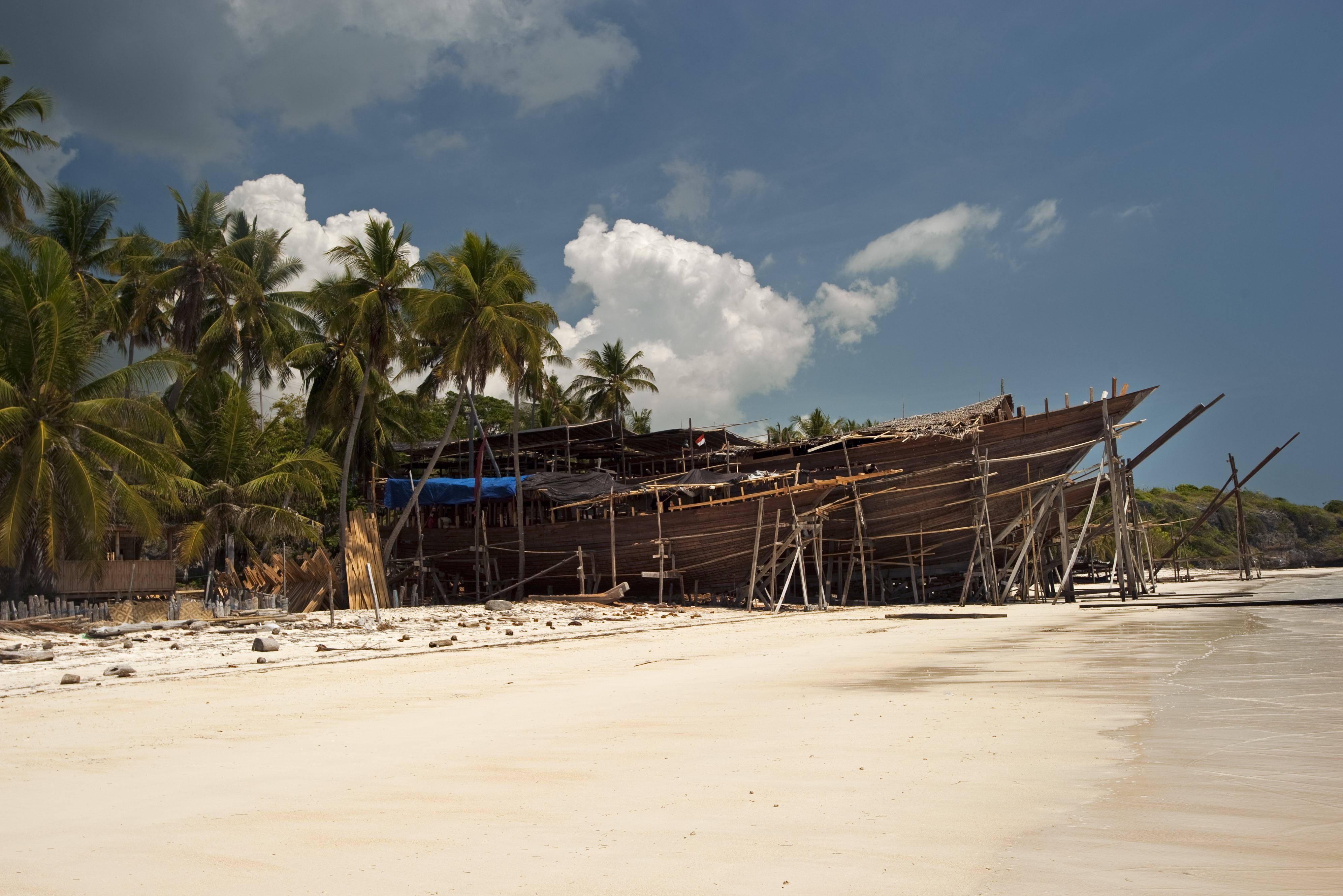 Traditionele Phinisi schepen gebouwd op het strand van Tanjung Bira