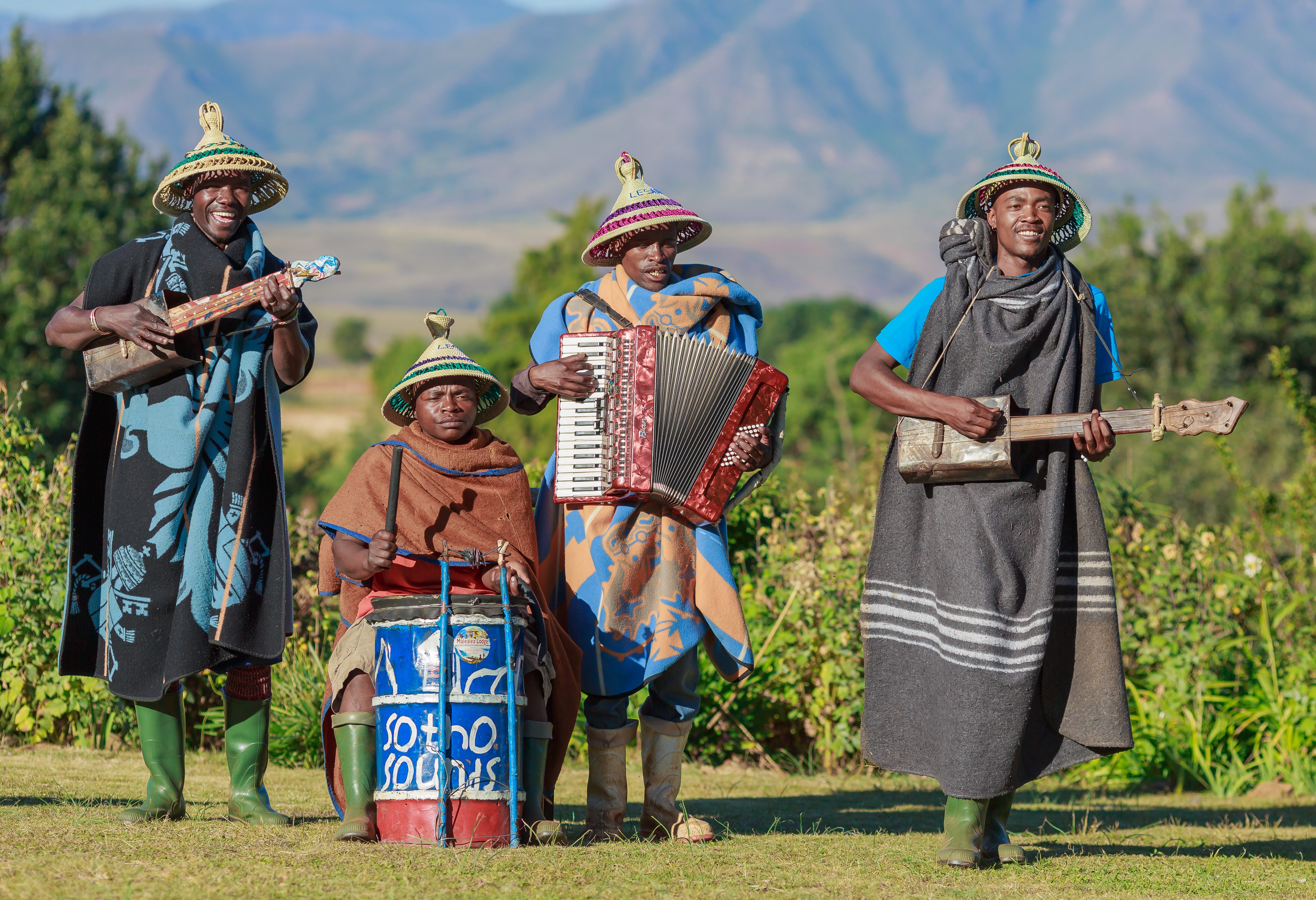 Muzikanten met traditionele deken in Lesotho