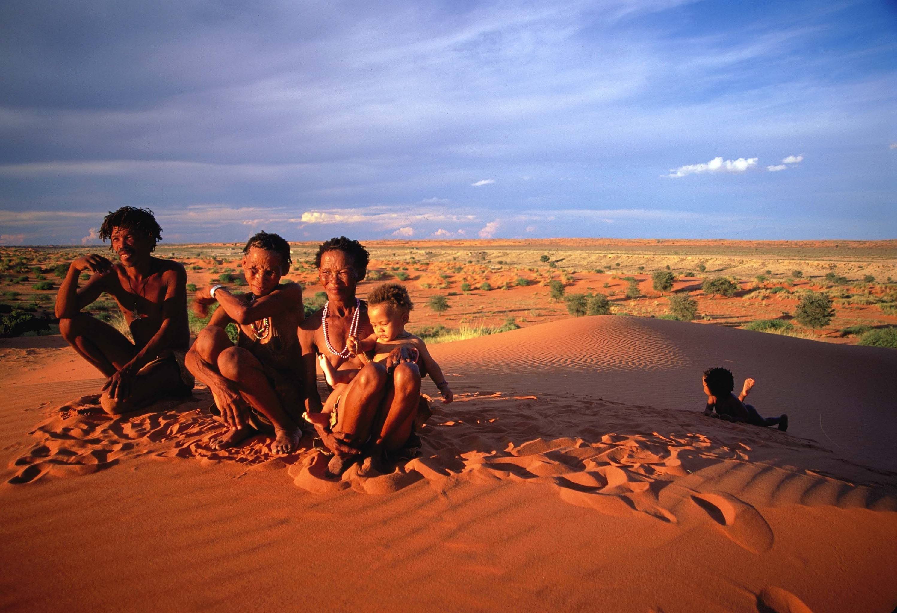 San in de Kalahari woestijn in Zuid-Afrika
