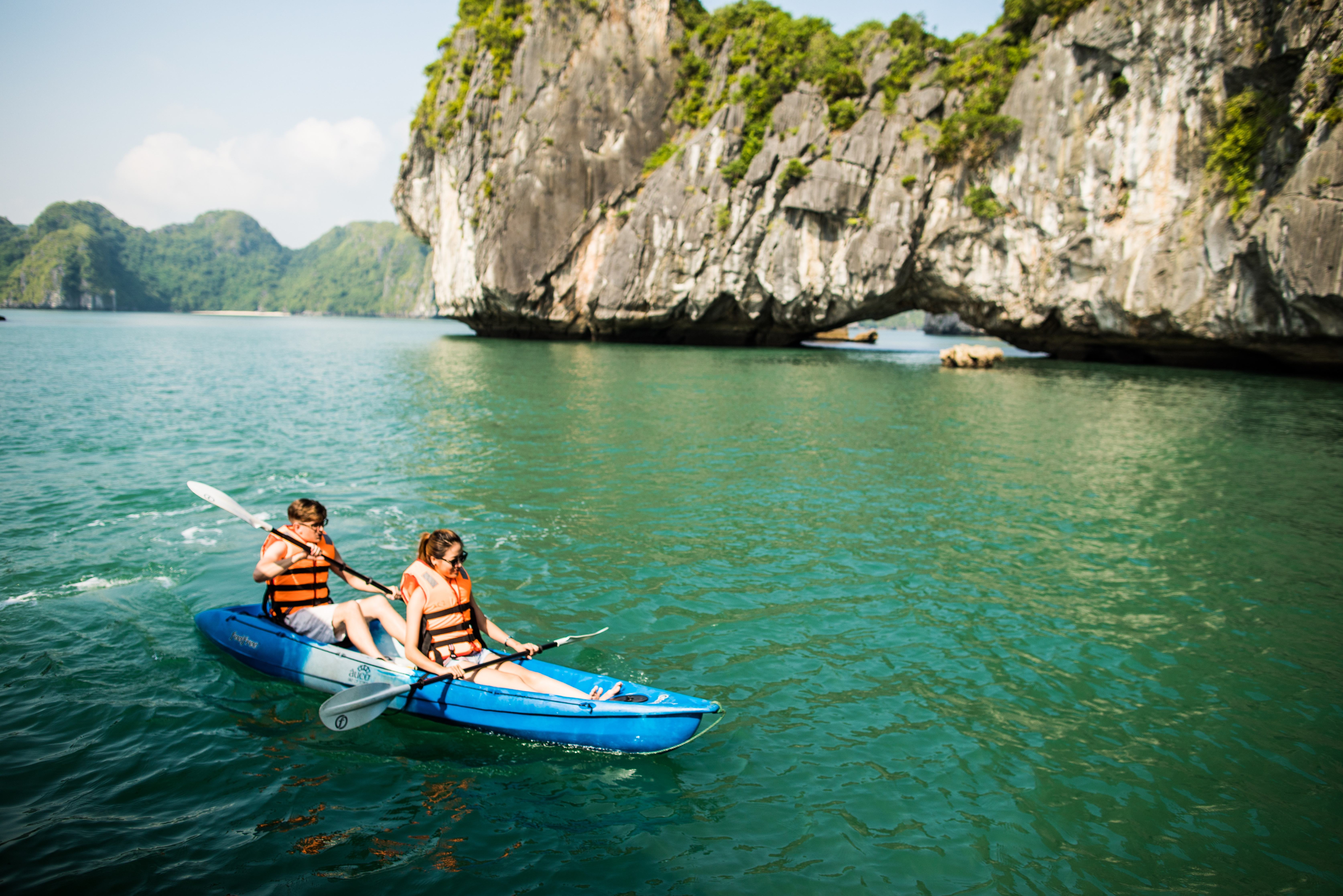 Kajakken tijdens de cruise met de Bhaya Legend in Halong Bay, Vietnam