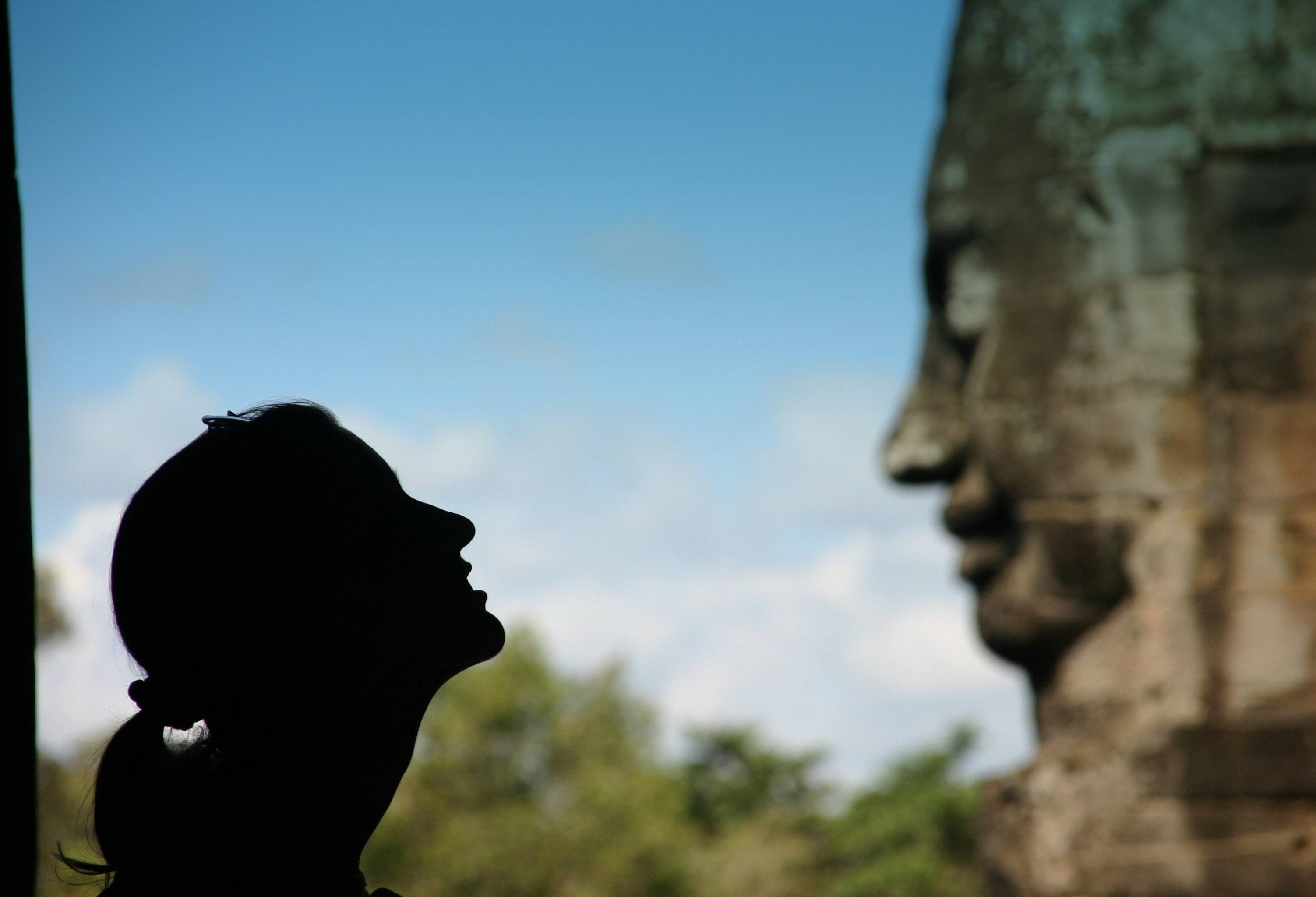 Face to face met de Bayon tempel in het Angkor tempelcomplex in Cambodja
