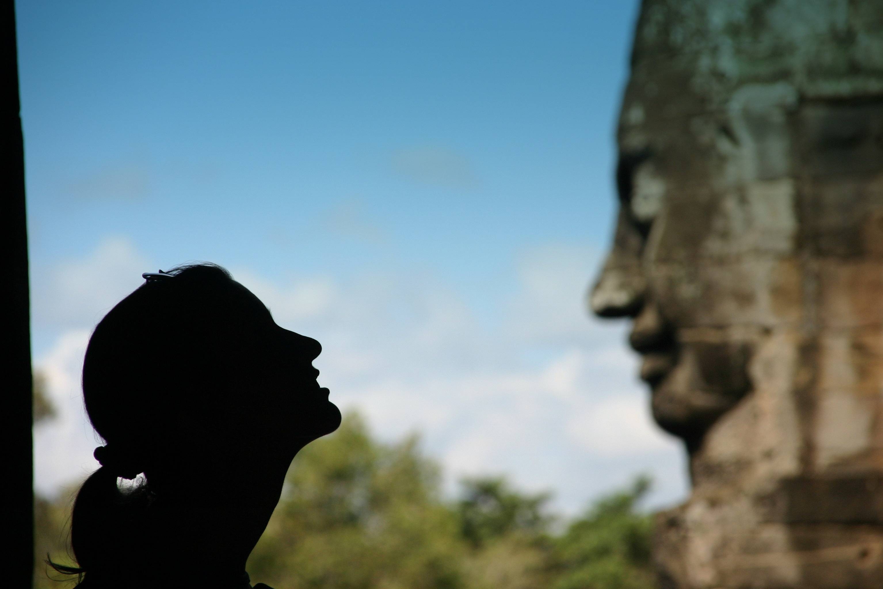 Face to face met de Bayon tempel in het Angkor tempelcomplex in Cambodja